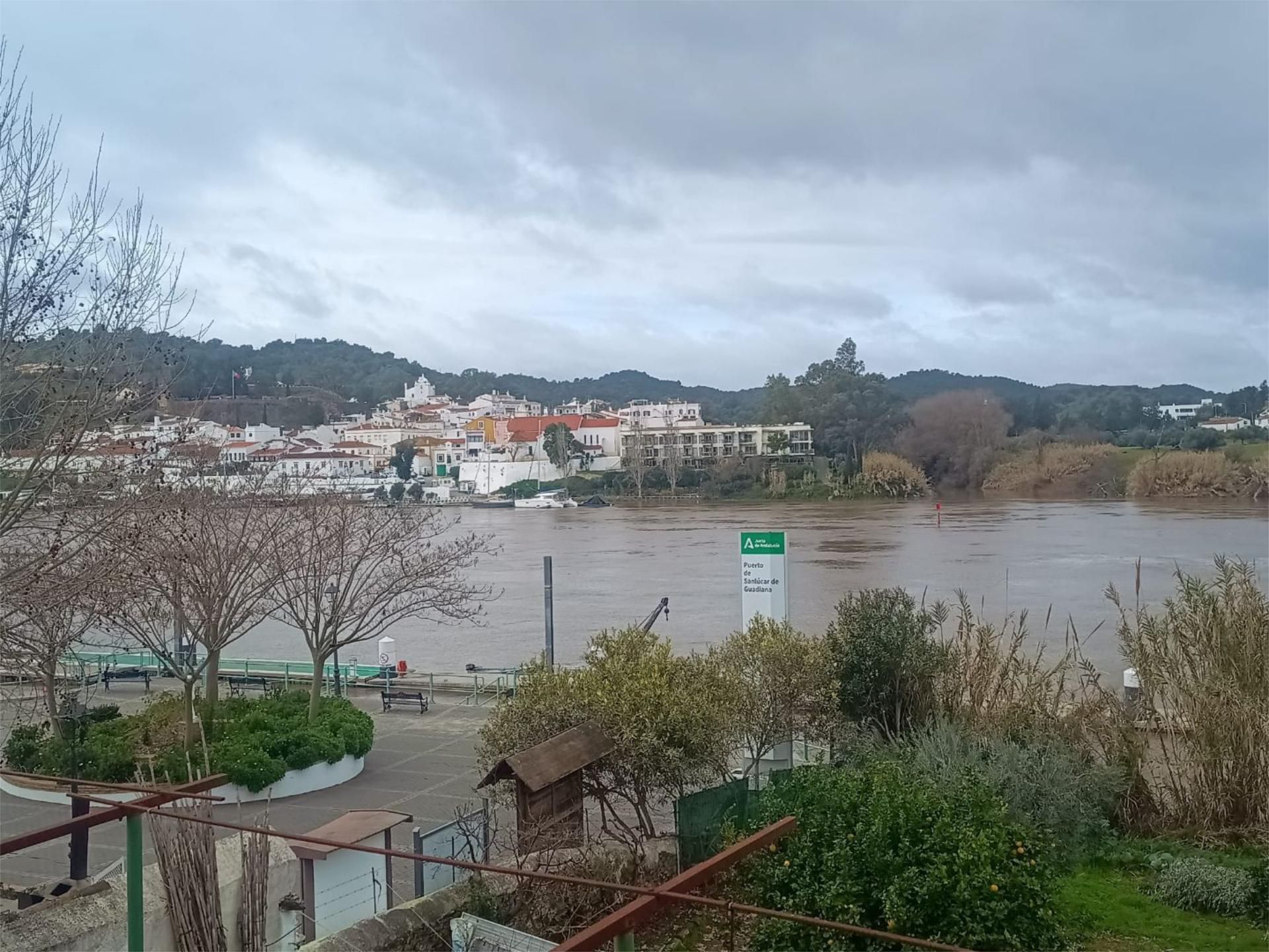 Vista exterior de Casa adosada en venda en Sanlúcar de Guadiana amb Terrassa i Balcó