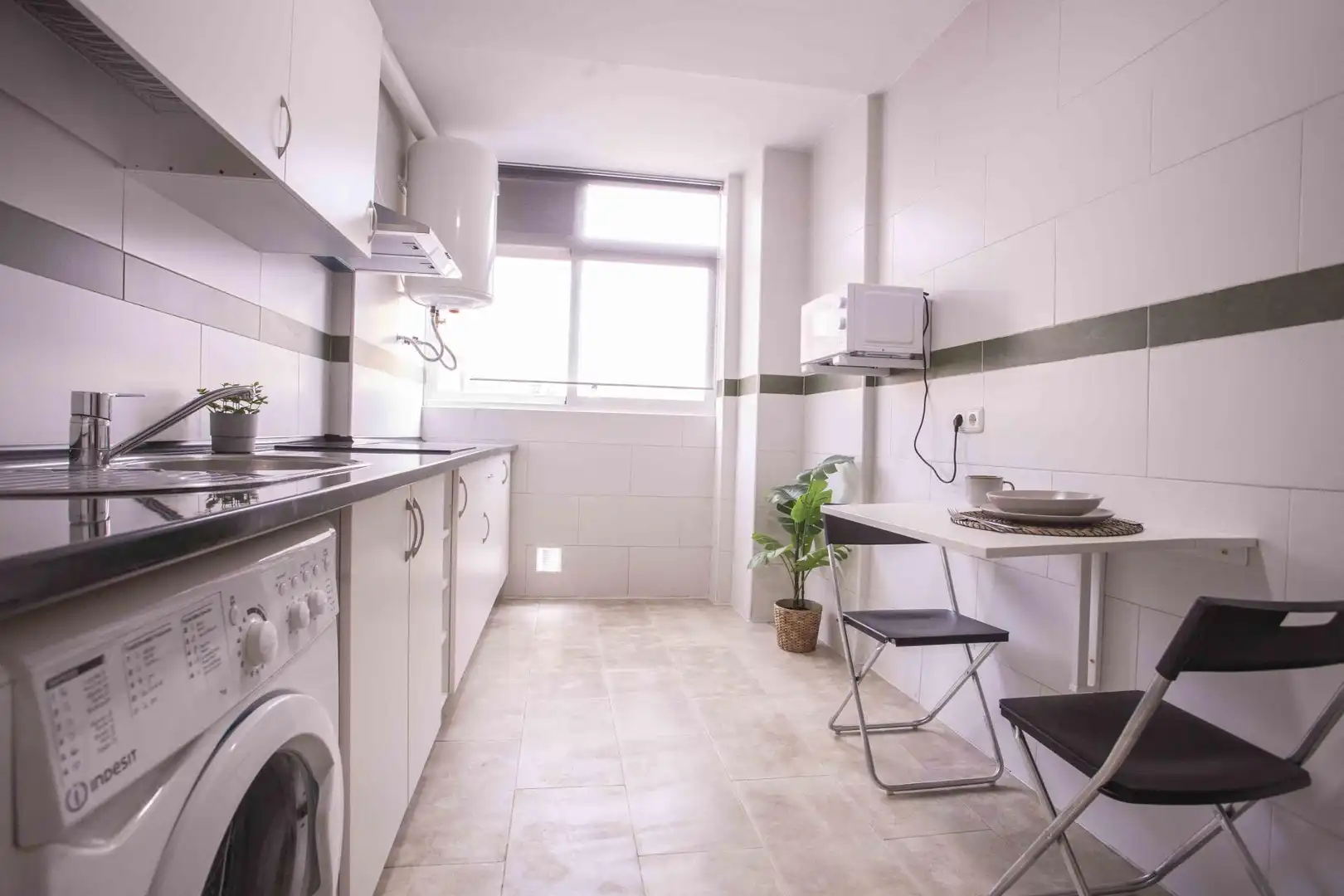 Room in Calle Granada, 65, Centro Histórico Kitchen of Flat for share in Málaga with Furnished