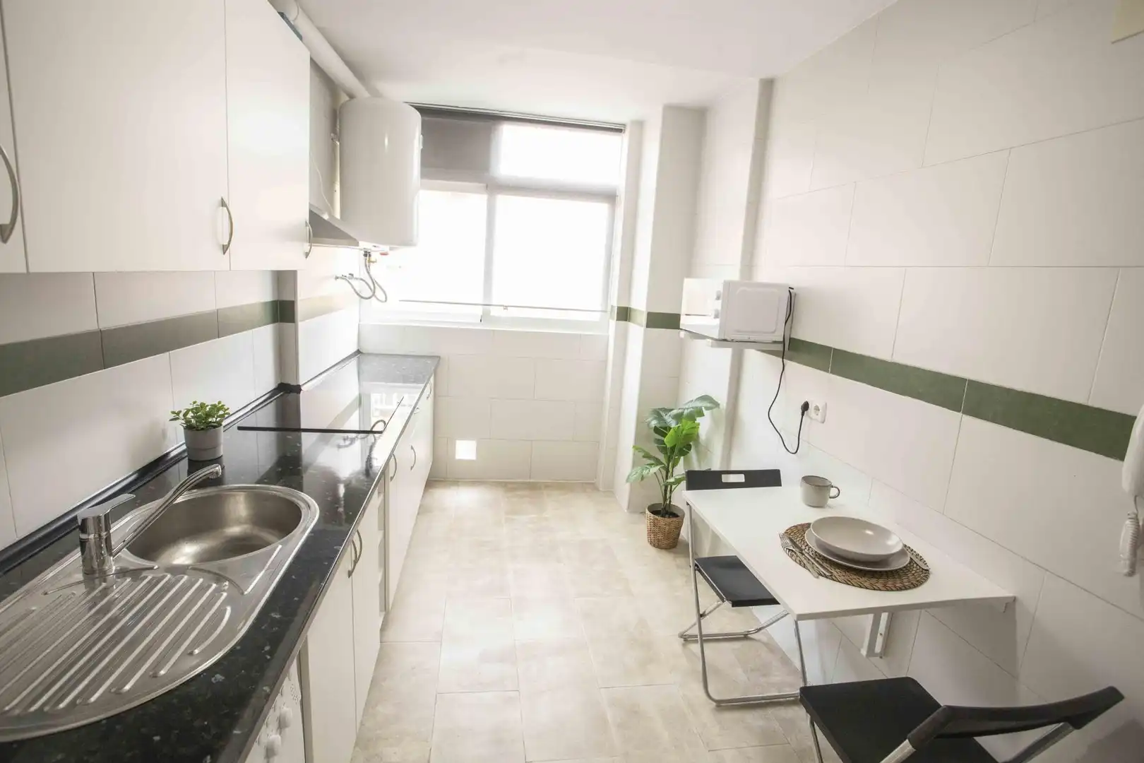 Room in Calle Granada, 65, Centro Histórico Kitchen of Flat for share in Málaga with Furnished