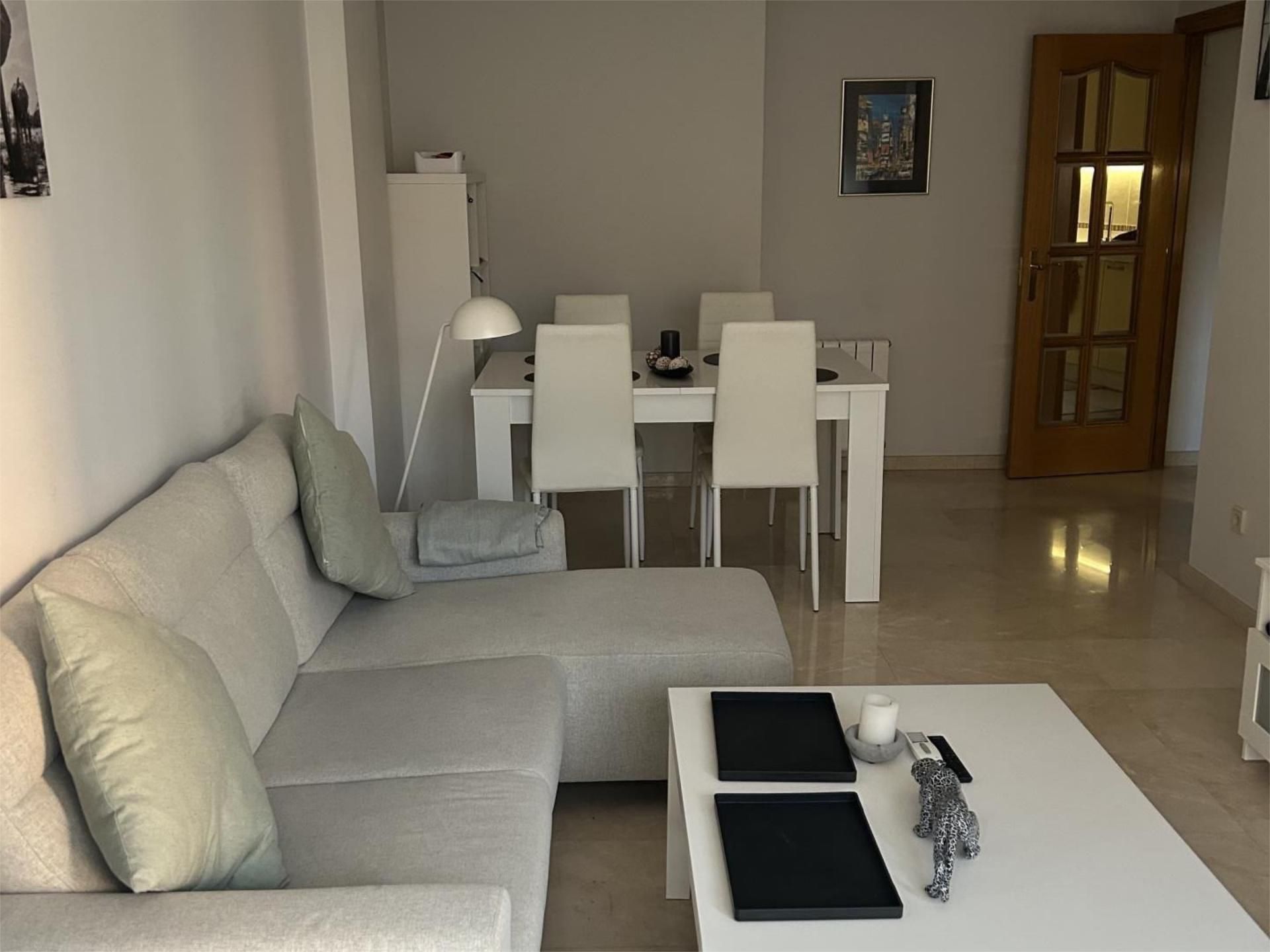 Wohnung zur Miete in Calle de Pirra, Rejas Wohnzimmer von Wohnung zur Miete in Madrid Capital mit Klimaanlage, Heizung und Privatgarten