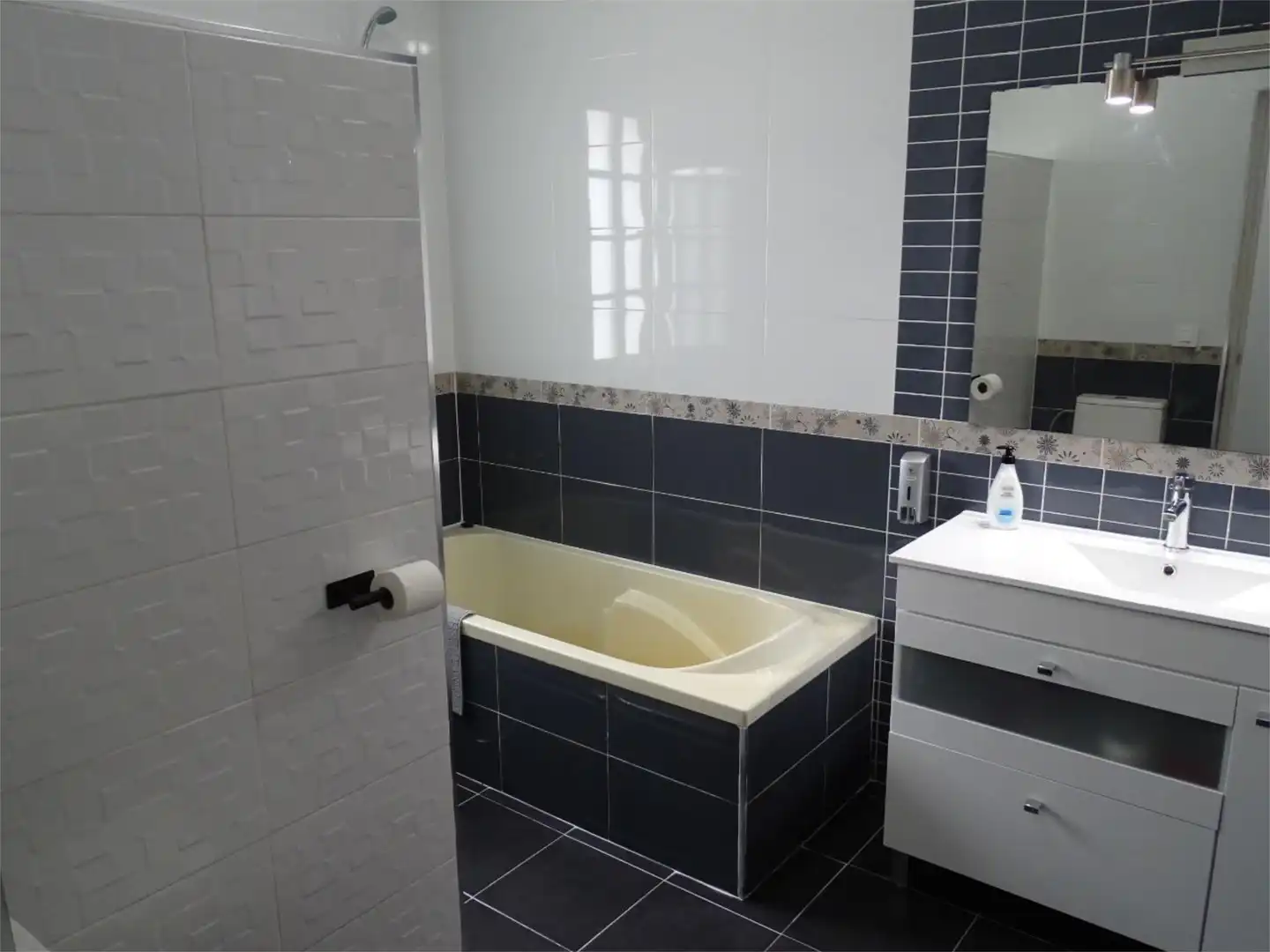 Houses for sale in Calle Gaviota, 9, Pozoalbero Bathroom of Houses for sale in Jerez de la Frontera with Air Conditioner, Heating and Private garden
