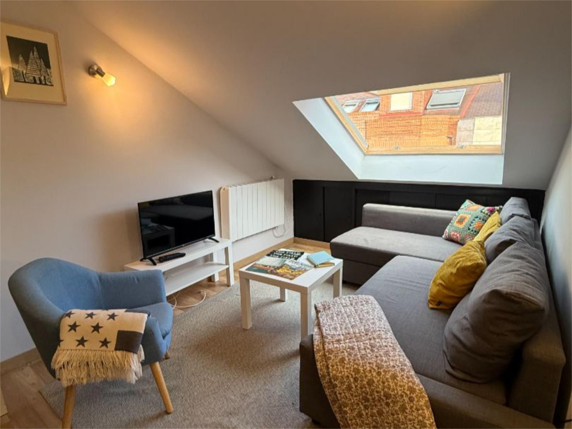 Sala d'estar de Àtic de lloguer en Gijón  amb Calefacció, Parquet i Moblat