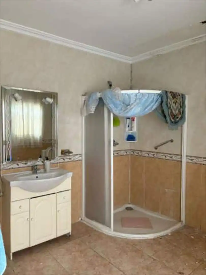 Houses for sale in Lupión Bathroom of Houses for sale in Lupión with Private garden, Storage room and Furnished