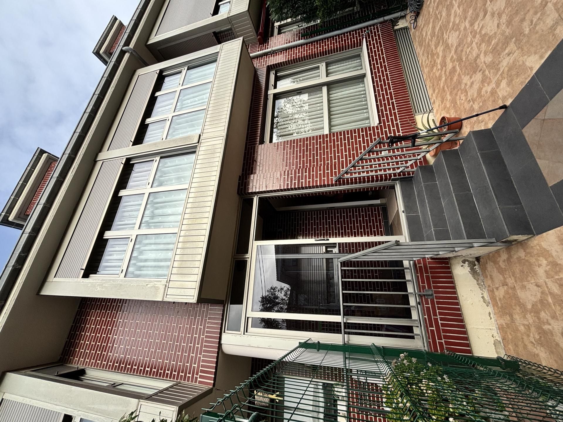 Casa o chalet en venta en Avenida de Joaquin Fernandez Vallejo, 119b, Tanos Vista exterior de Casa o chalet en venta en Torrelavega con Terraza y Balcón