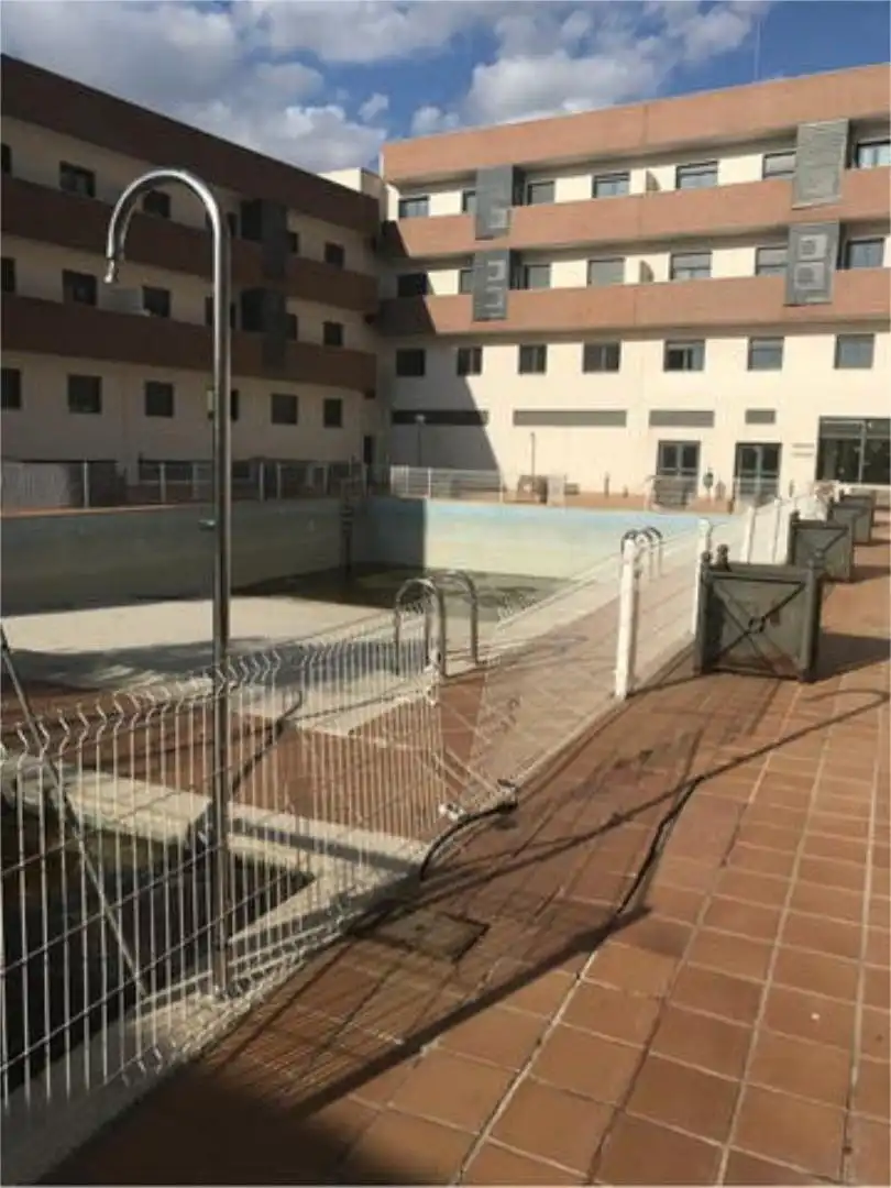 Wohnung zum Verkauf in Centro de Especialidades Schwimmbecken von Wohnung zum Verkauf in Ocaña mit Heizung, Privatgarten und Terrasse