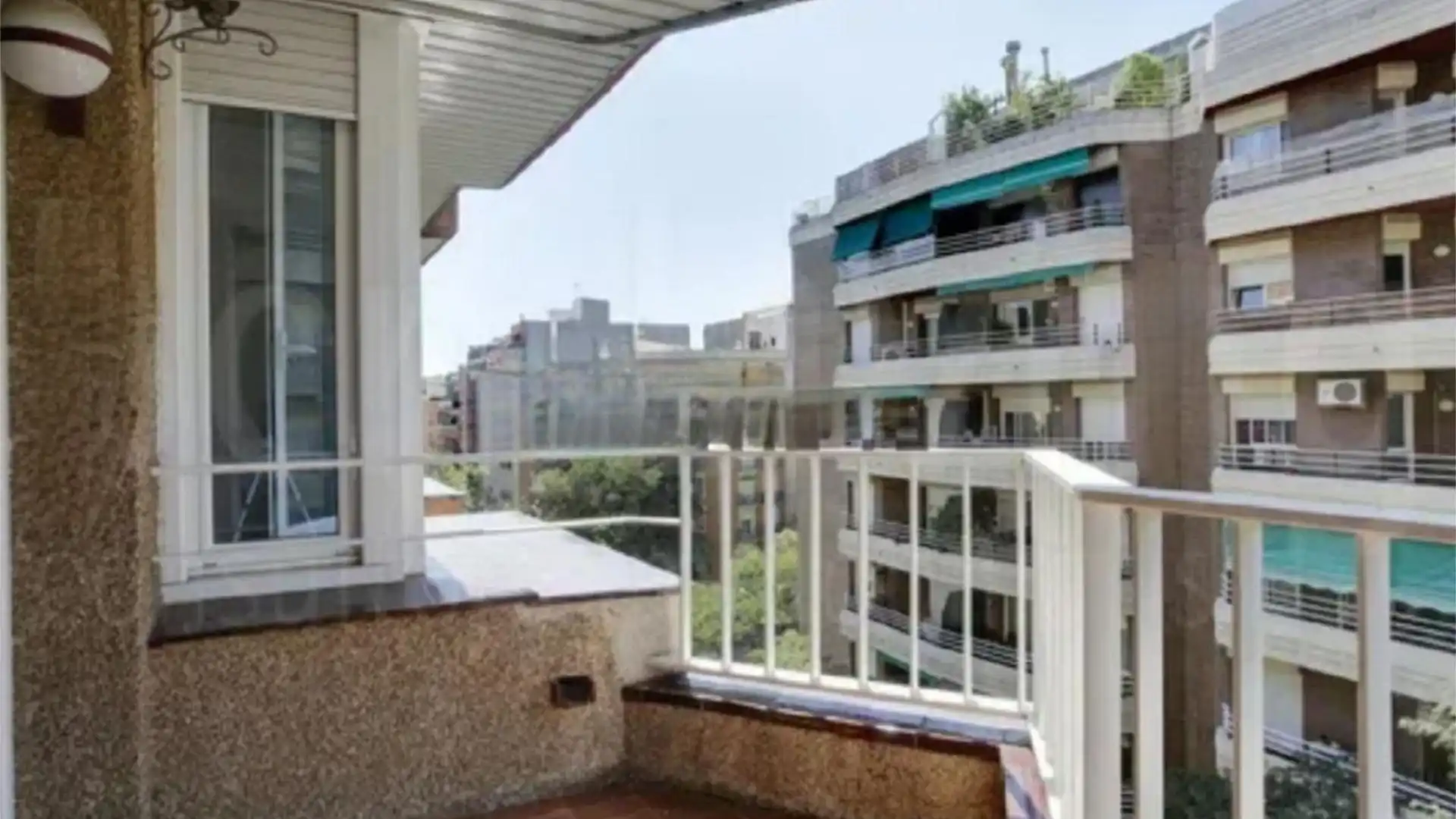 Terrasse von Wohnung zum Verkauf in  Barcelona Capital mit Klimaanlage, Terrasse und Balkon