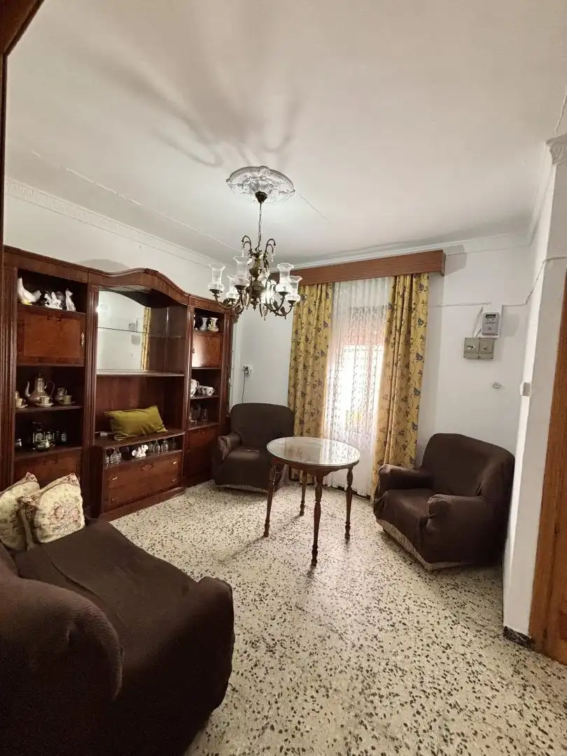 Casa adosada en venda a Calle Góngora, 3, Palma del Río Sala d'estar de Casa adosada en venda en Palma del Río amb Aire condicionat i Terrassa