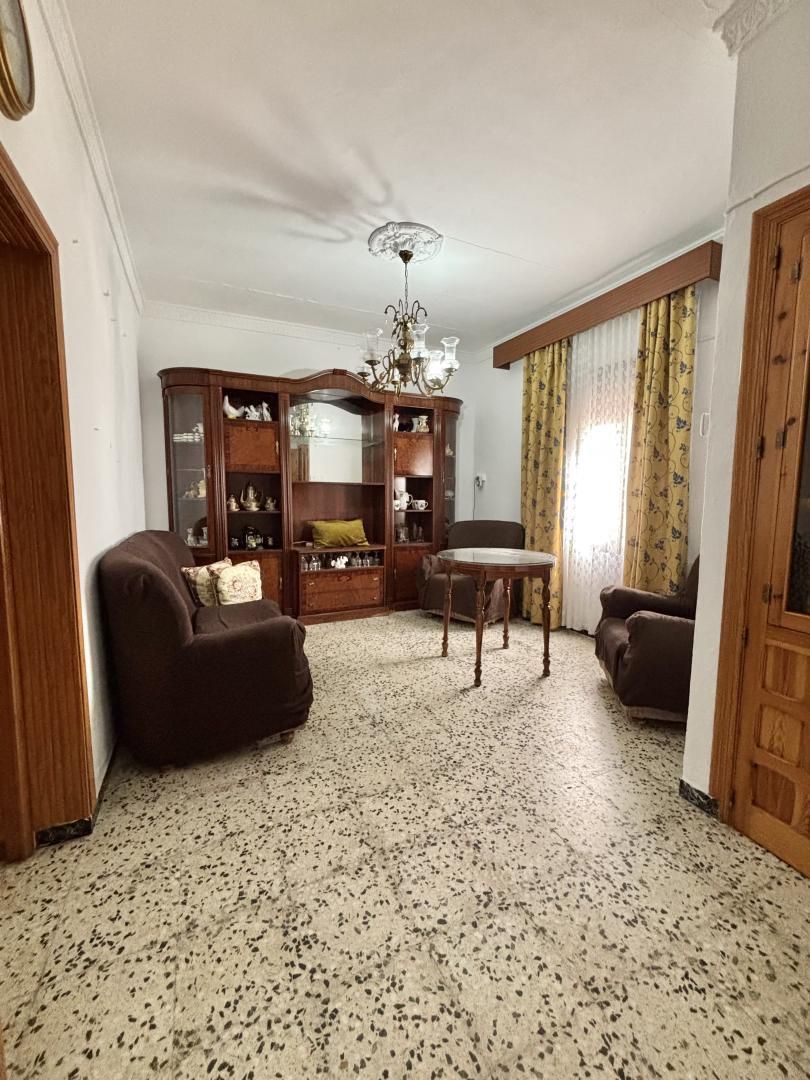 Sala d'estar de Casa adosada en venda en Palma del Río amb Aire condicionat i Terrassa