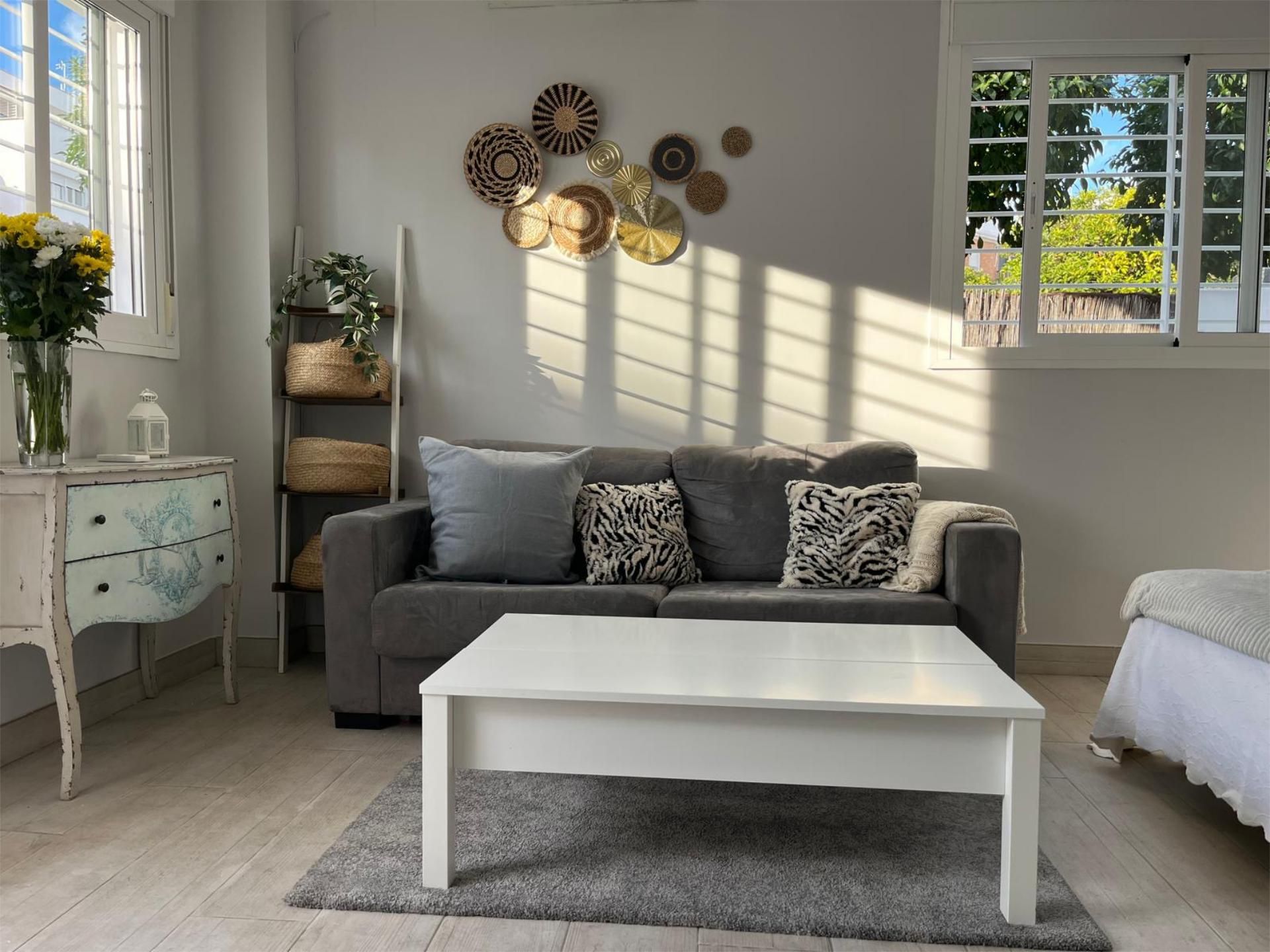 Sala de estar de Estudio de alquiler en  Sevilla Capital con Aire acondicionado, Calefacción y Terraza