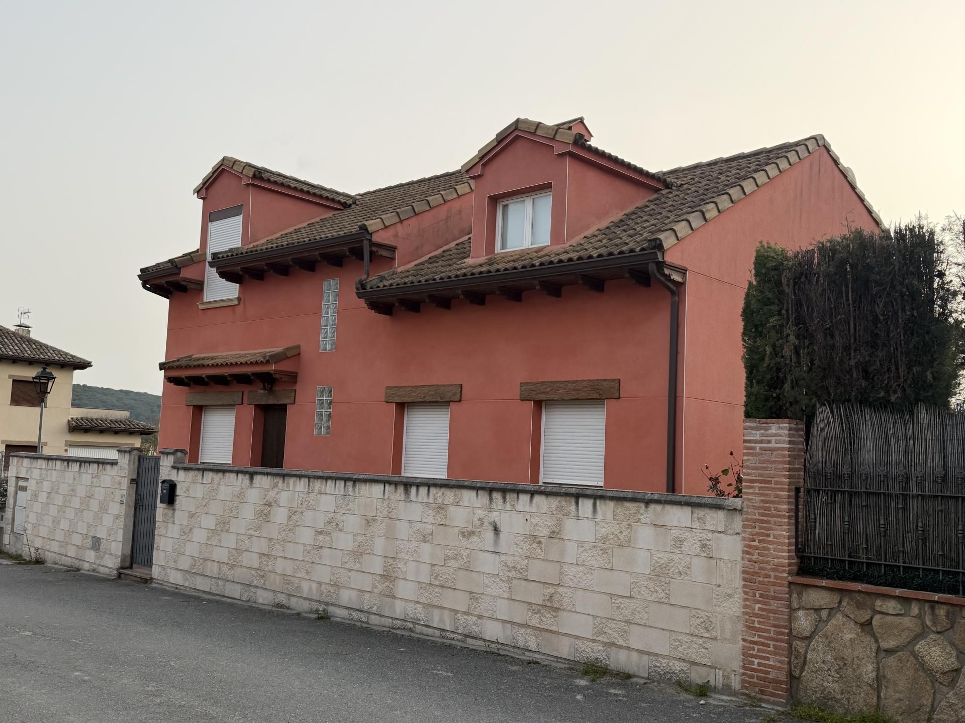 Vista exterior de Casa o chalet en venta en La Adrada  con Aire acondicionado, Terraza y Balcón