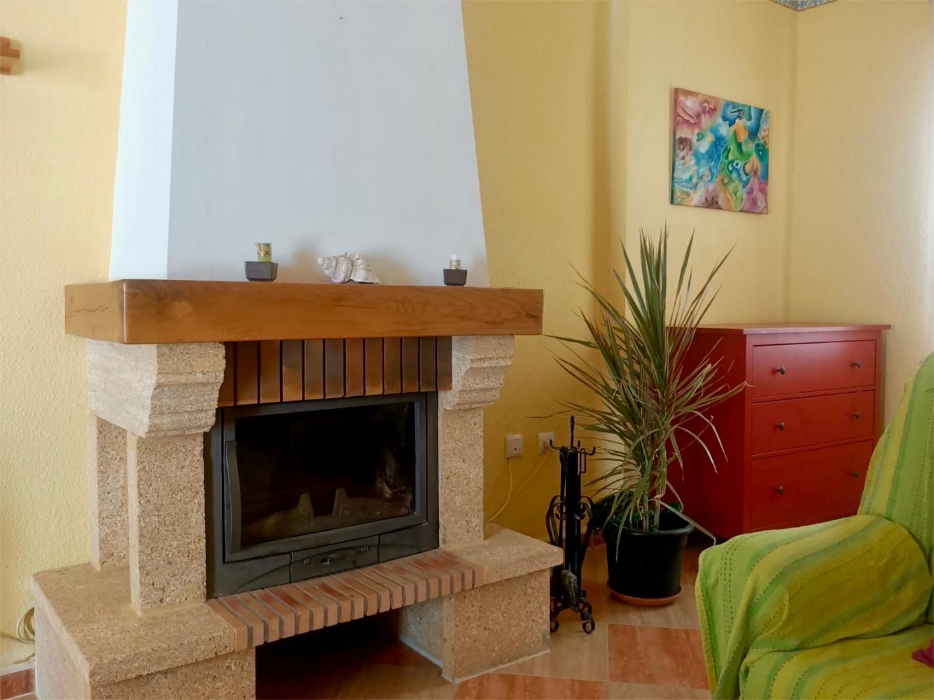 Wohnzimmer von Einfamilien-Reihenhaus zum Verkauf in Isla Cristina mit Klimaanlage, Terrasse und Balkon