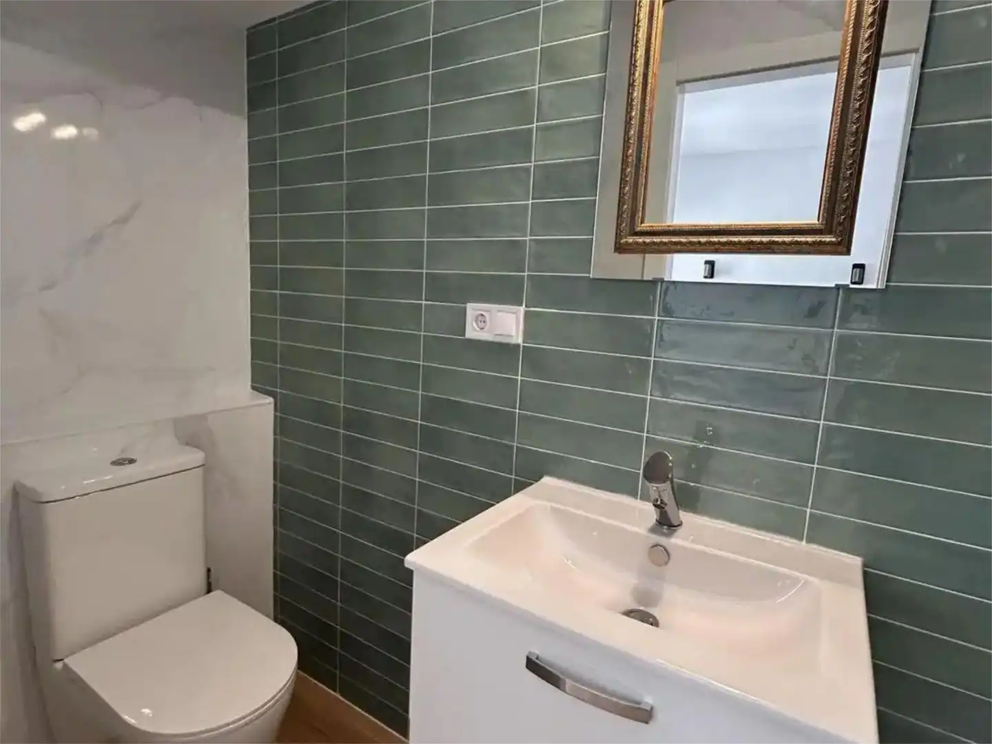 Bathroom of Flat for rent in Sevilla  with Air Conditioner, Heating and Terrace