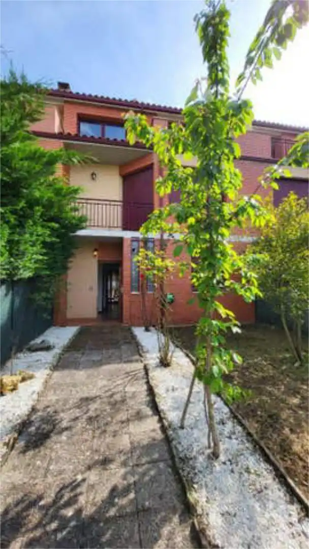 Vista exterior de Casa adosada en venda en Haro amb Terrassa i Piscina