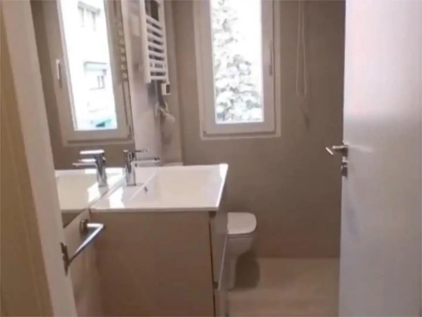 Room in Calle de Armenteros, 12, Valdezarza Bathroom of Flat for share in Madrid with Air Conditioner, Heating and Parquet flooring
