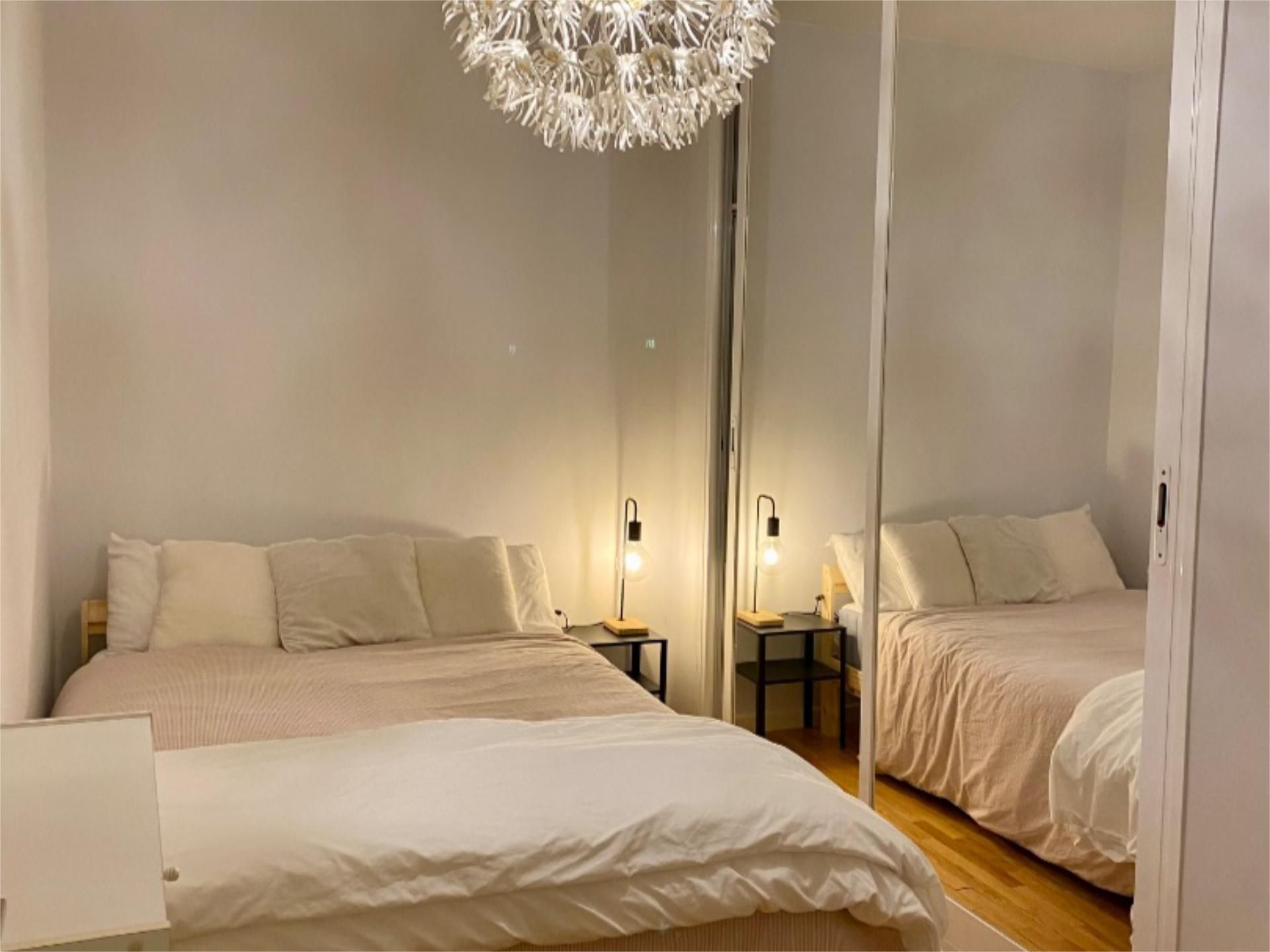 Bedroom of Flat for share in  Madrid Capital  with Heating, Parquet flooring and Furnished
