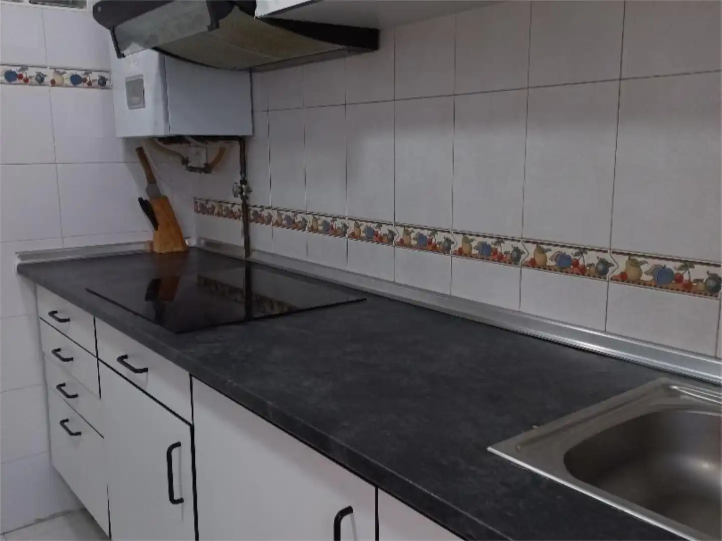 Casa adosada de lloguer a Calle del Torcecuello, 9, Pajarillos Altos Cuina de Casa adosada de lloguer en Valladolid amb Aire condicionat, Calefacció i Jardí privat