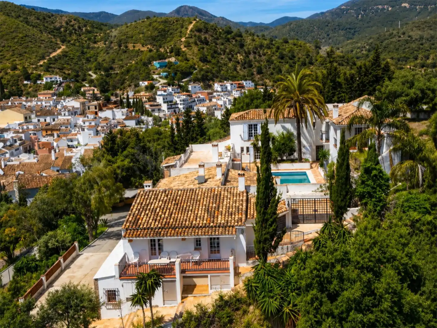 Vista exterior de Finca rústica en venda en Benahavís amb Aire condicionat, Calefacció i Jardí privat