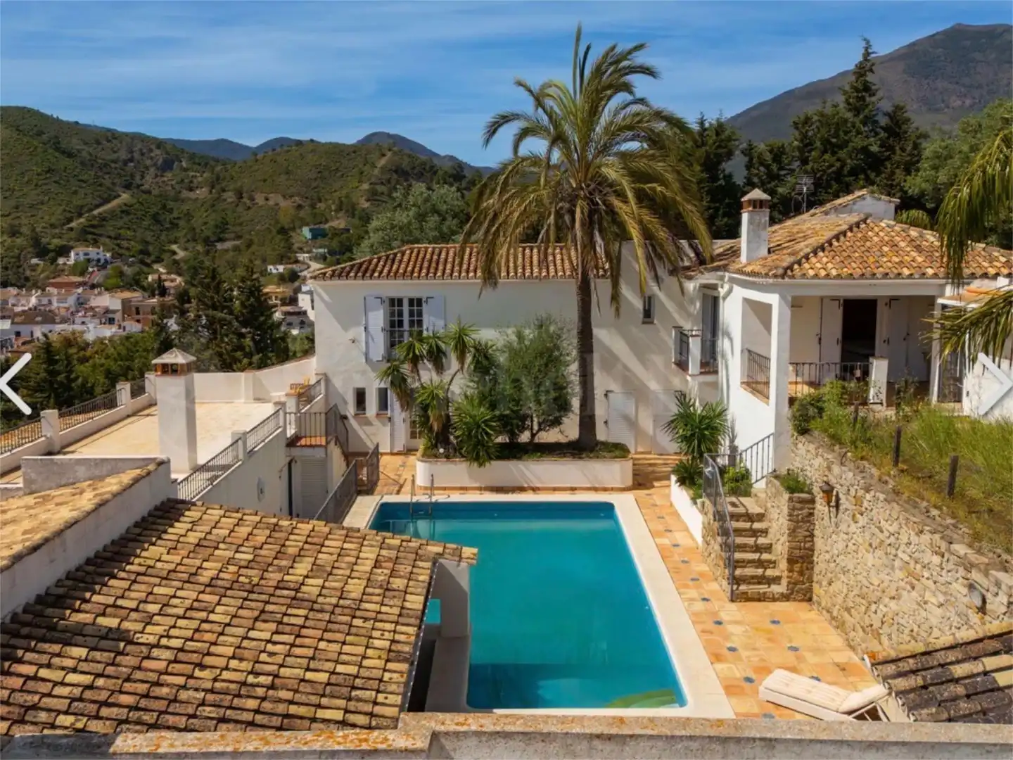 Vista exterior de Finca rústica en venda en Benahavís amb Aire condicionat, Calefacció i Jardí privat