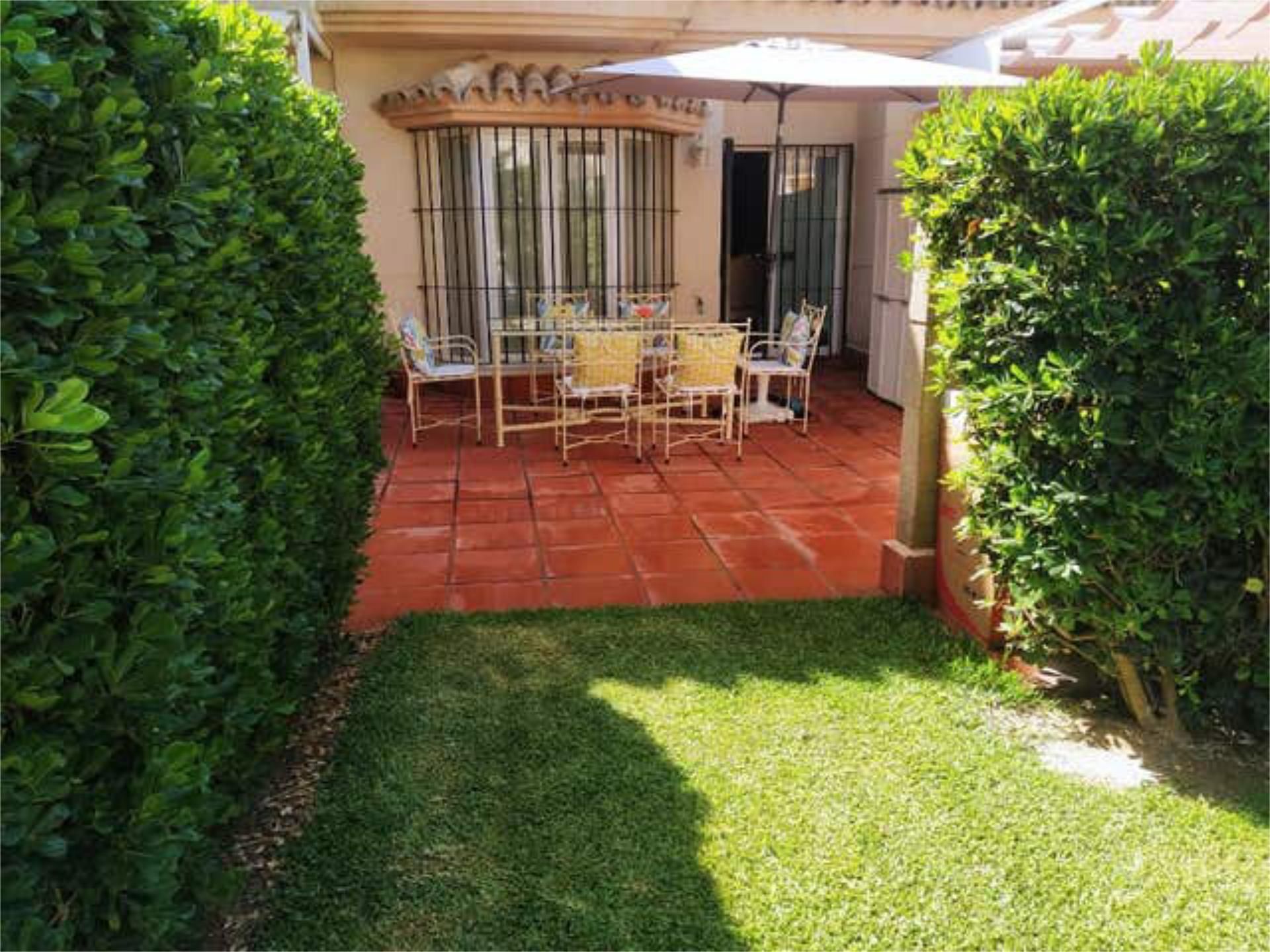 Garten von Einfamilien-Reihenhaus zum Verkauf in Rota mit Schwimmbad