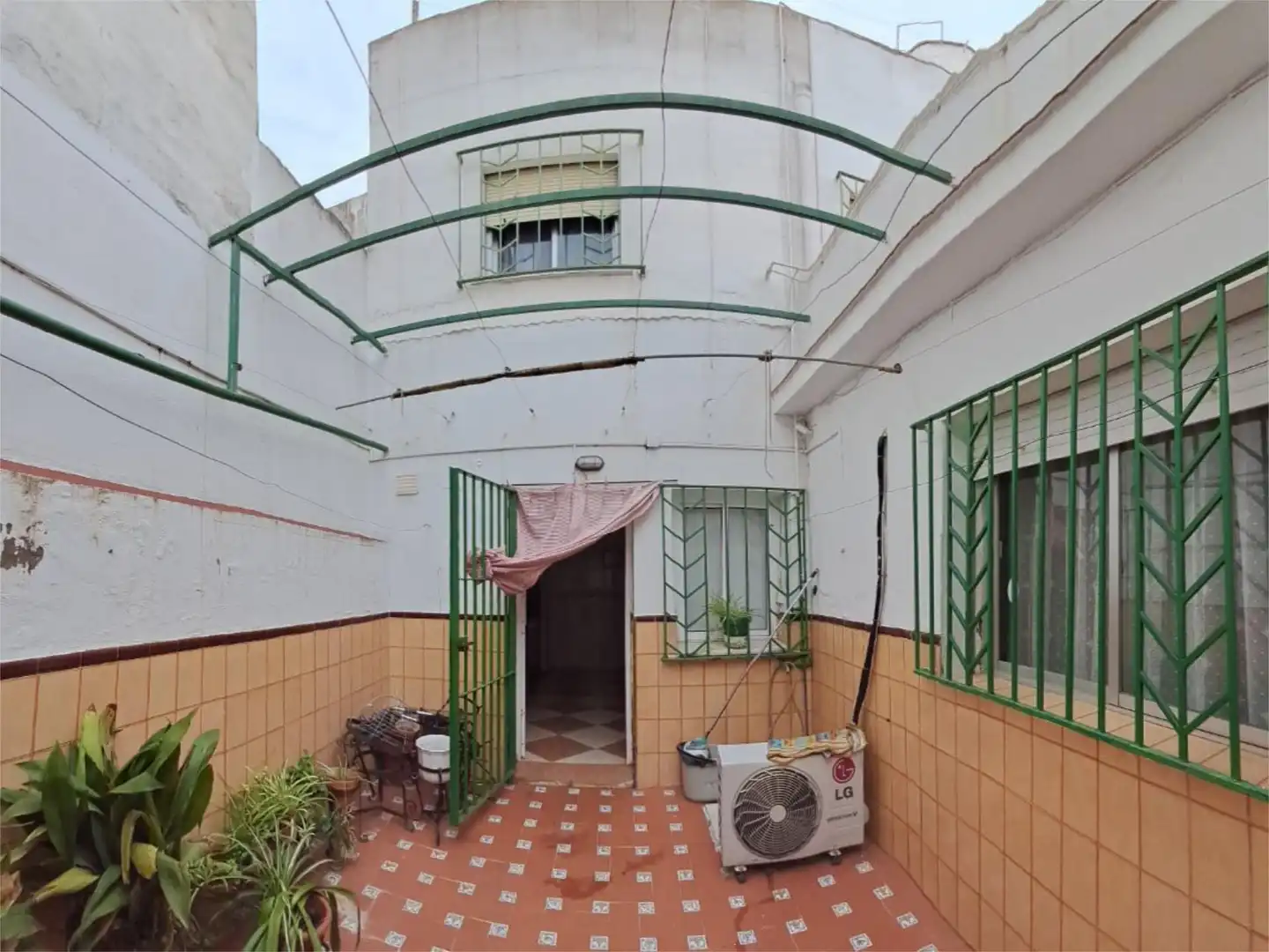 Einfamilien-Reihenhaus zum Verkauf in Gelves Außenansicht von Einfamilien-Reihenhaus zum Verkauf in Gelves mit Klimaanlage, Terrasse und Balkon