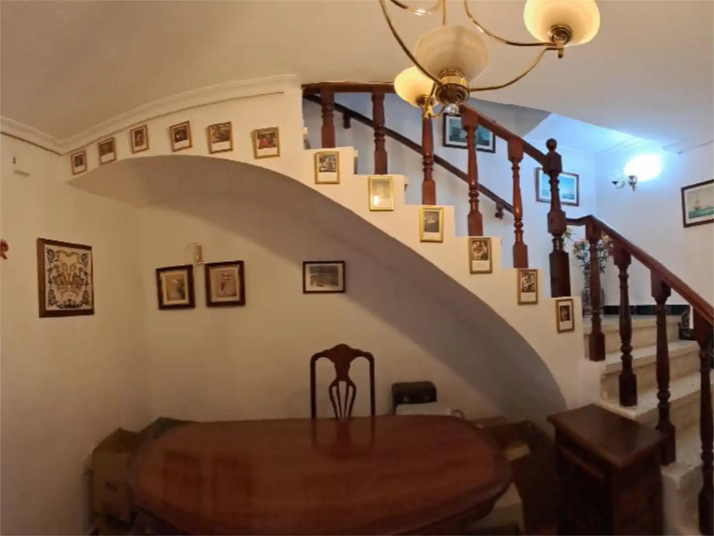 Einfamilien-Reihenhaus zum Verkauf in Gelves Einfamilien-Reihenhaus zum Verkauf in Gelves mit Klimaanlage, Terrasse und Balkon