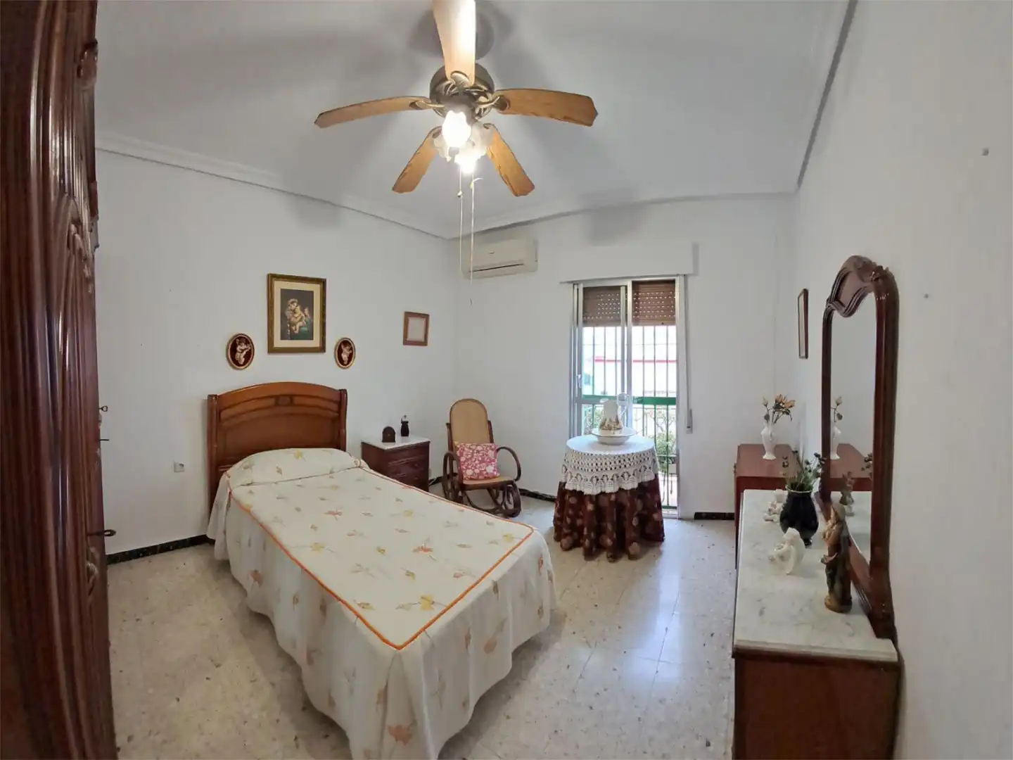 Einfamilien-Reihenhaus zum Verkauf in Gelves Schlafzimmer von Einfamilien-Reihenhaus zum Verkauf in Gelves mit Klimaanlage, Terrasse und Balkon