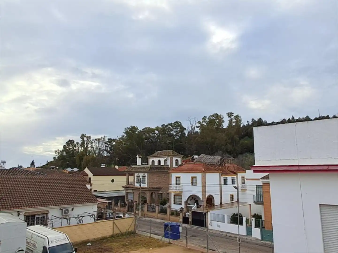 Einfamilien-Reihenhaus zum Verkauf in Gelves Außenansicht von Einfamilien-Reihenhaus zum Verkauf in Gelves mit Klimaanlage, Terrasse und Balkon