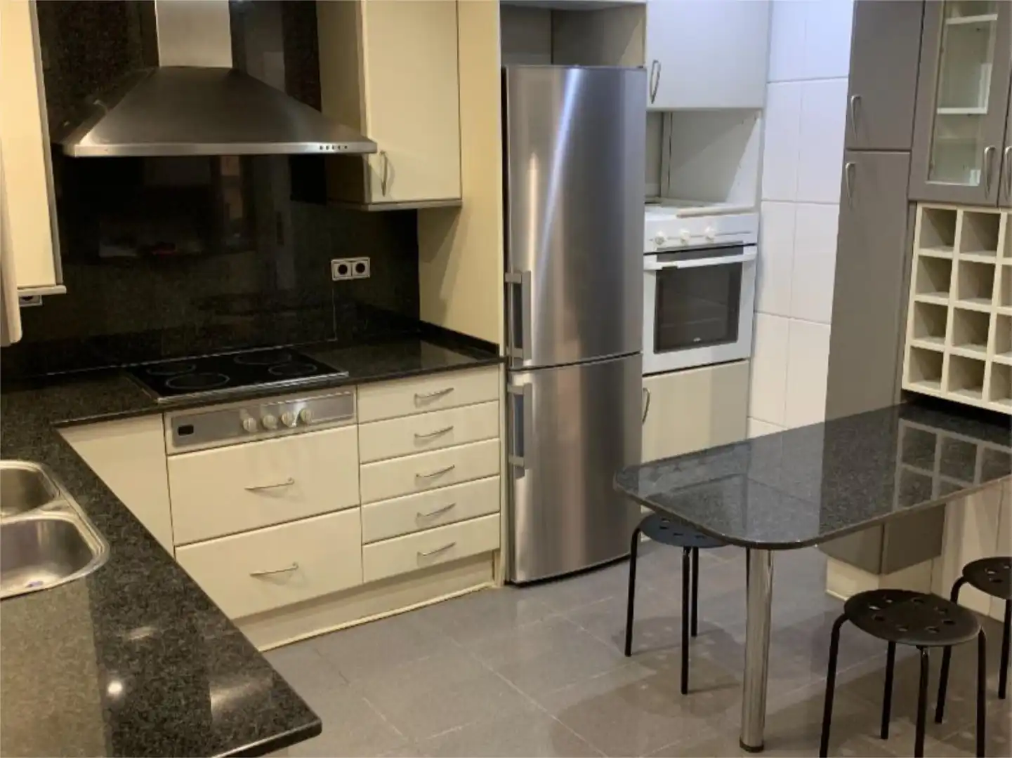 Cuina de Pis en venda en Lleida amb Calefacció, Parquet i Moblat