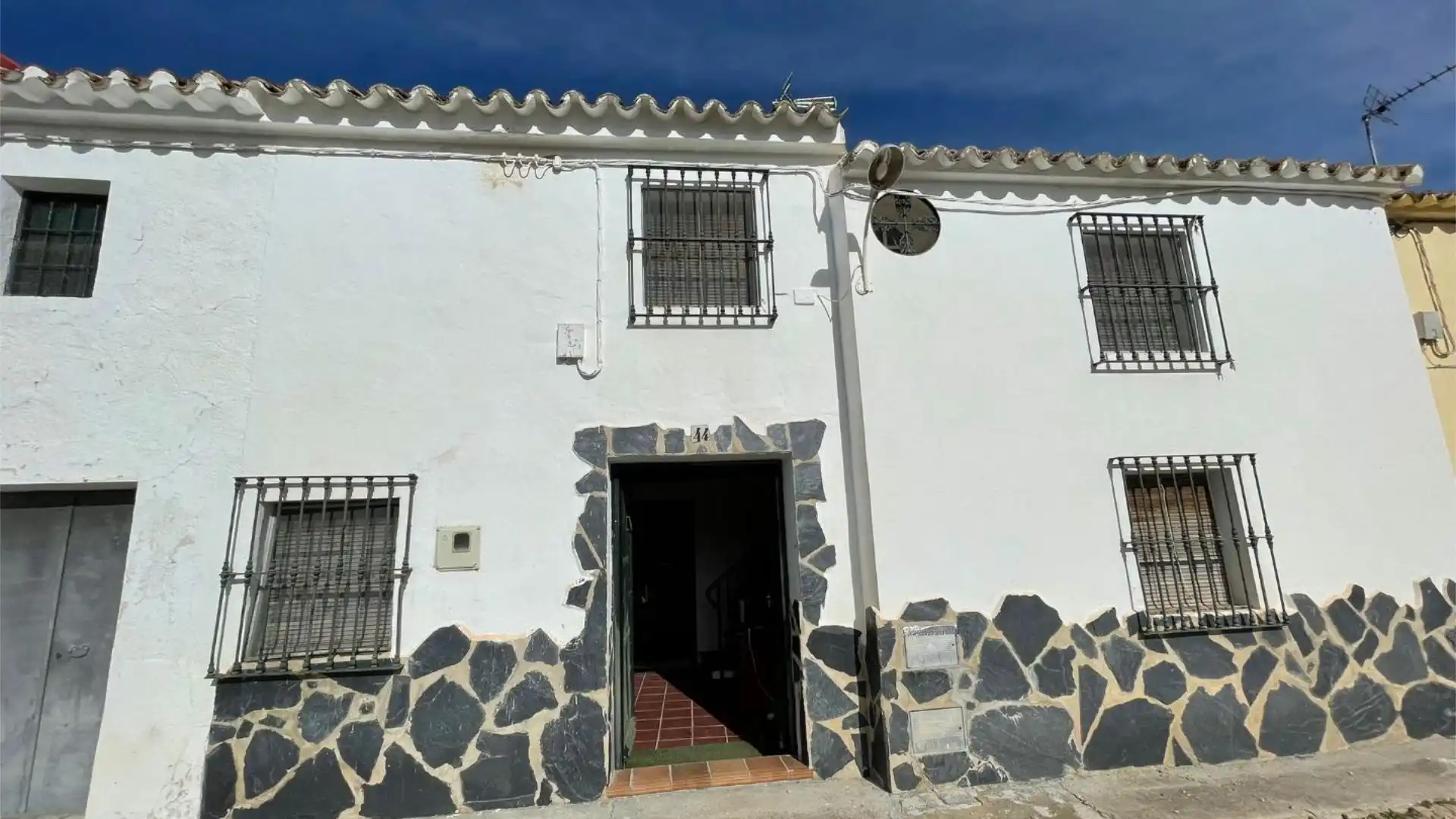 Vista exterior de Casa o chalet en venta en Cuevas Bajas con Aire acondicionado, Jardín privado y Amueblado