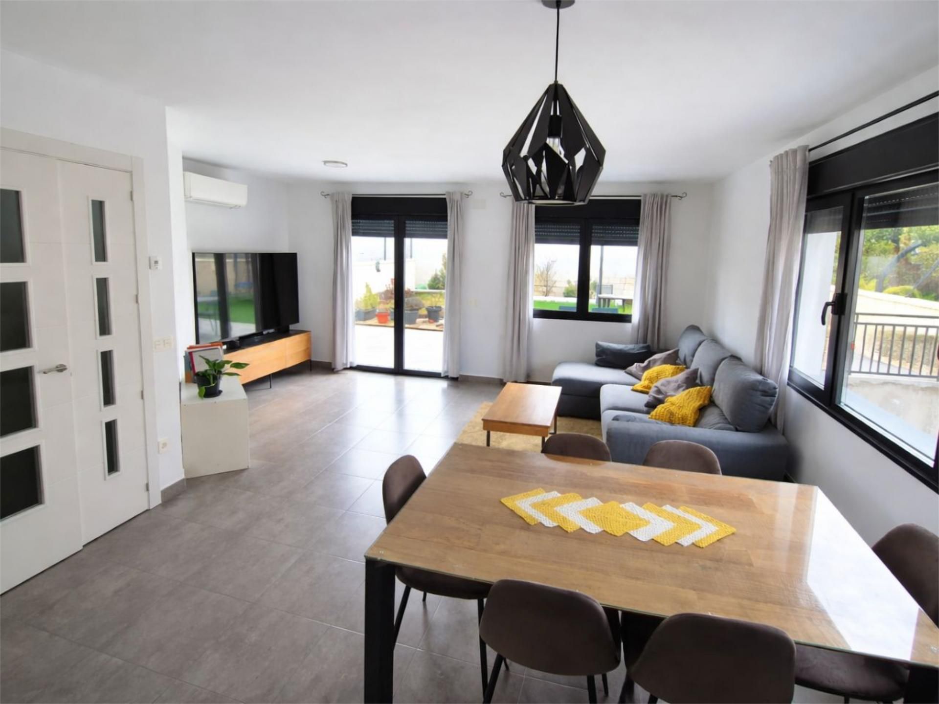 Sala d'estar de Casa o xalet en venda en Palazuelos de Eresma amb Aire condicionat i Terrassa