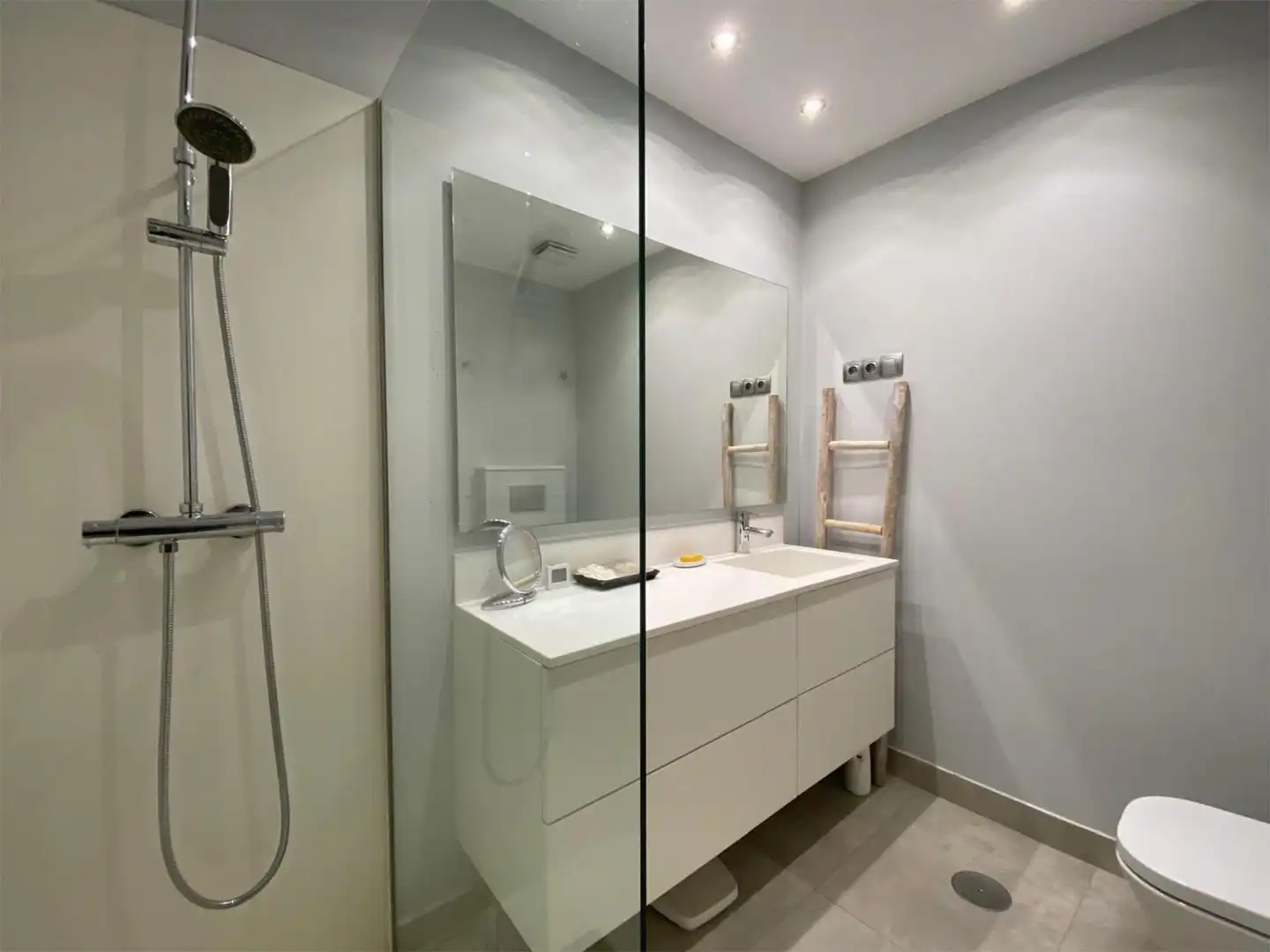 Flat for sale in Calle del Arte, 1, Costillares Bathroom of Flat for sale in Madrid with Air Conditioner, Heating and Private garden