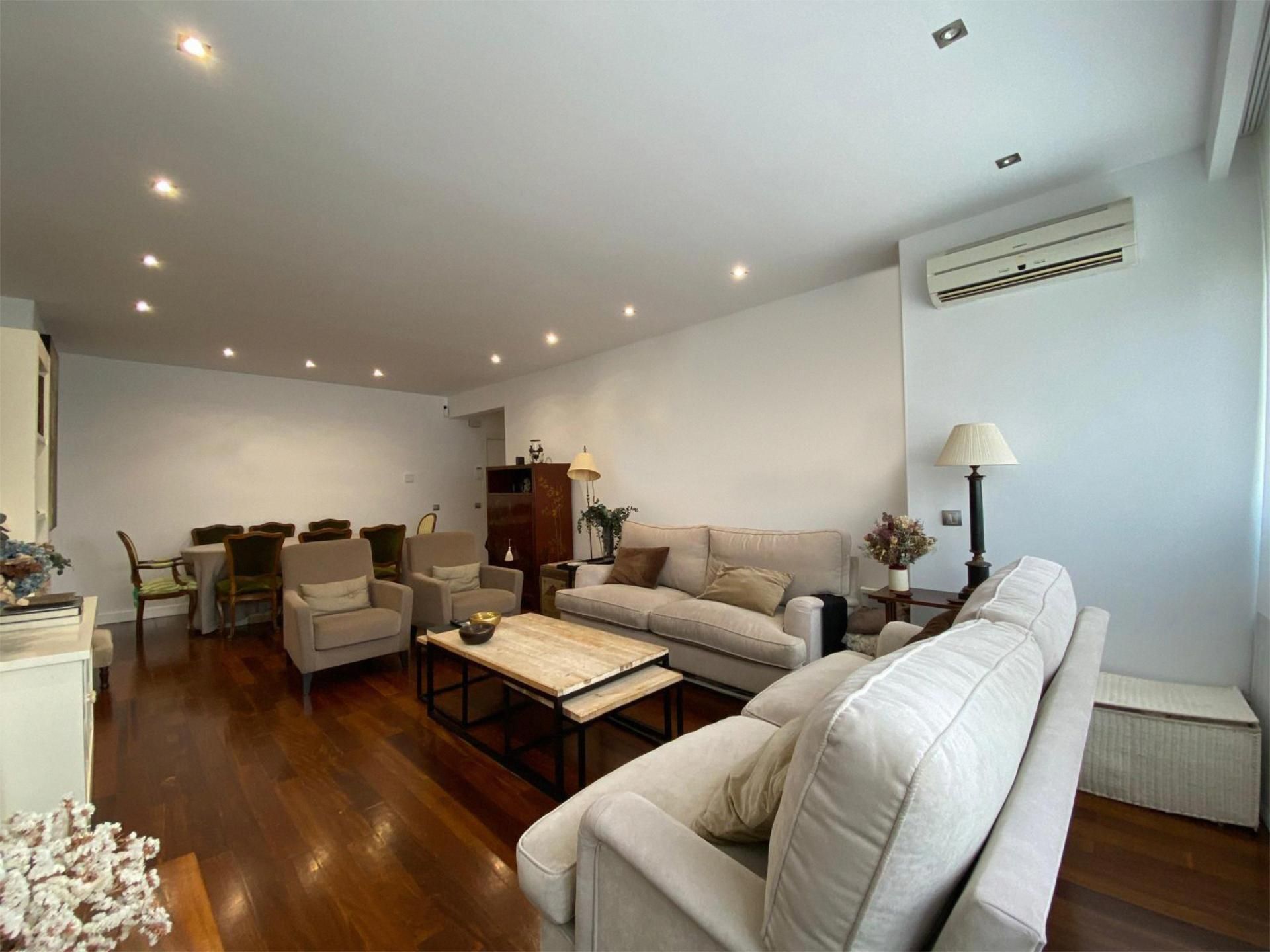 Piso en venta en Calle del Arte, 1, Costillares Sala de estar de Piso en venta en Madrid Capital con Aire acondicionado, Calefacción y Jardín privado