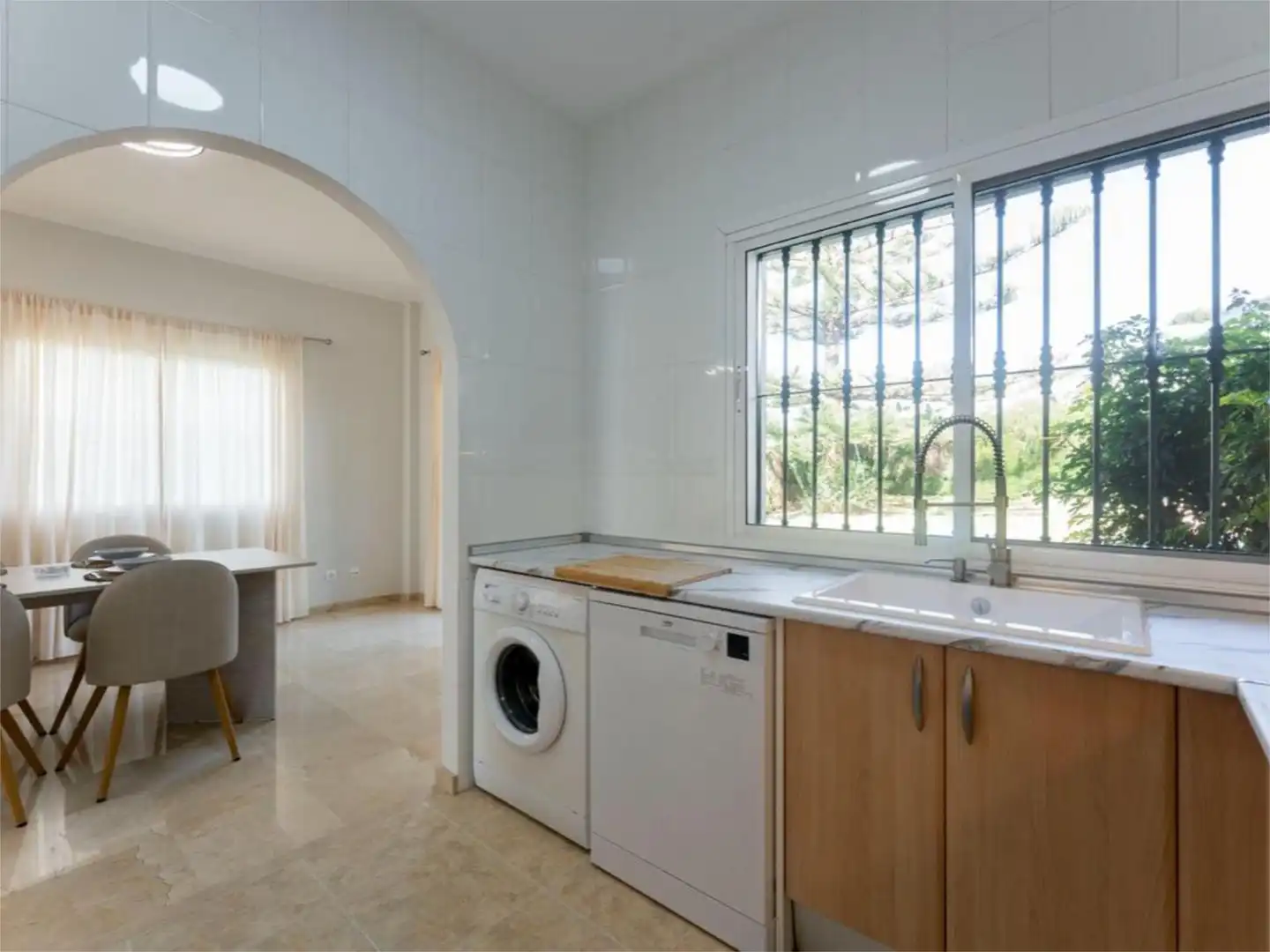 Casa adosada en venda a Avenida de Los Alisos, 25, Cabopino - Artola Cuina de Casa adosada en venda en Marbella amb Aire condicionat, Terrassa i Piscina