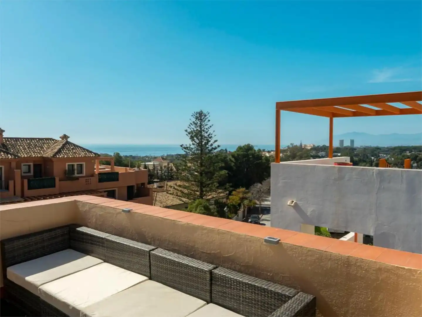 Casa adosada en venda a Avenida de Los Alisos, 25, Cabopino - Artola Terrassa de Casa adosada en venda en Marbella amb Aire condicionat, Terrassa i Piscina