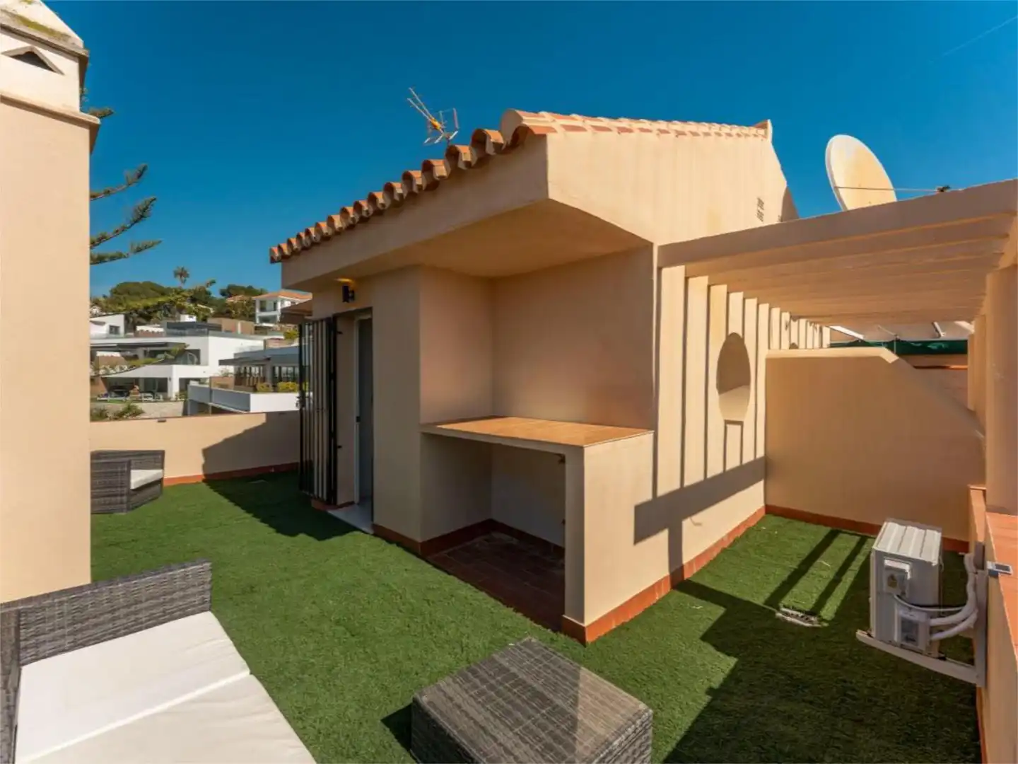 Casa adosada en venda a Avenida de Los Alisos, 25, Cabopino - Artola Terrassa de Casa adosada en venda en Marbella amb Aire condicionat, Terrassa i Piscina