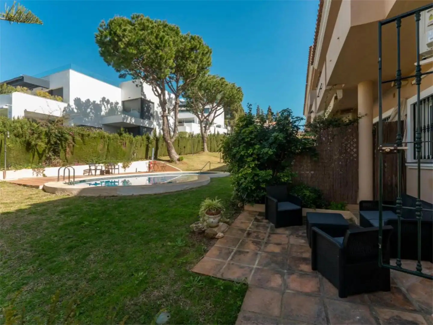 Casa adosada en venda a Avenida de Los Alisos, 25, Cabopino - Artola Jardí de Casa adosada en venda en Marbella amb Aire condicionat, Terrassa i Piscina