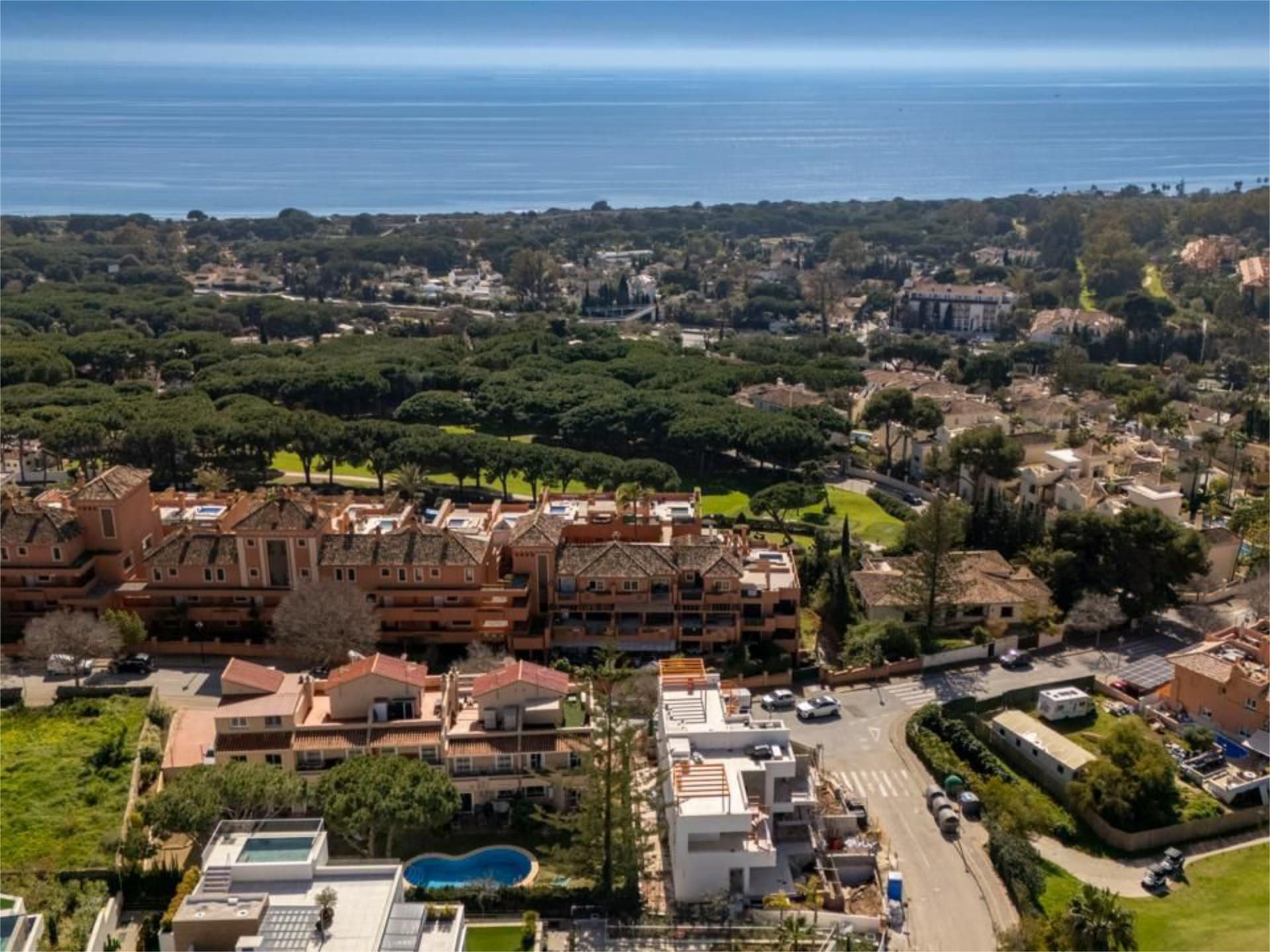Vista exterior de Casa adosada en venda en Marbella amb Aire condicionat, Terrassa i Piscina