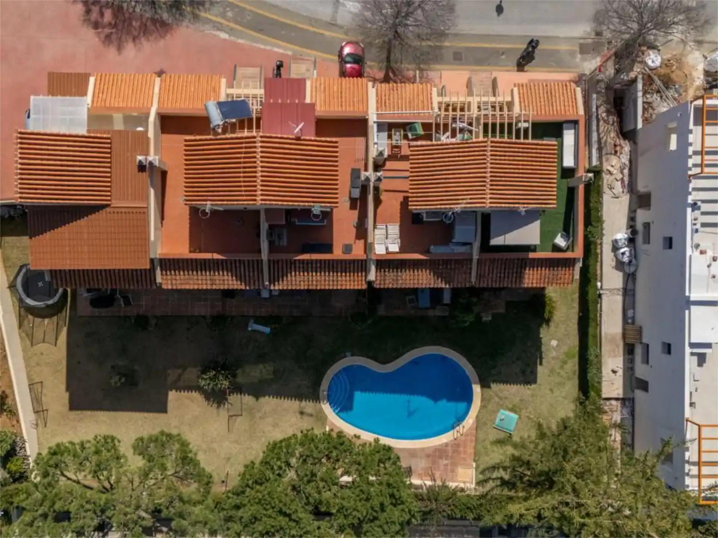 Casa adosada en venda a Avenida de Los Alisos, 25, Cabopino - Artola Piscina de Casa adosada en venda en Marbella amb Aire condicionat, Terrassa i Piscina