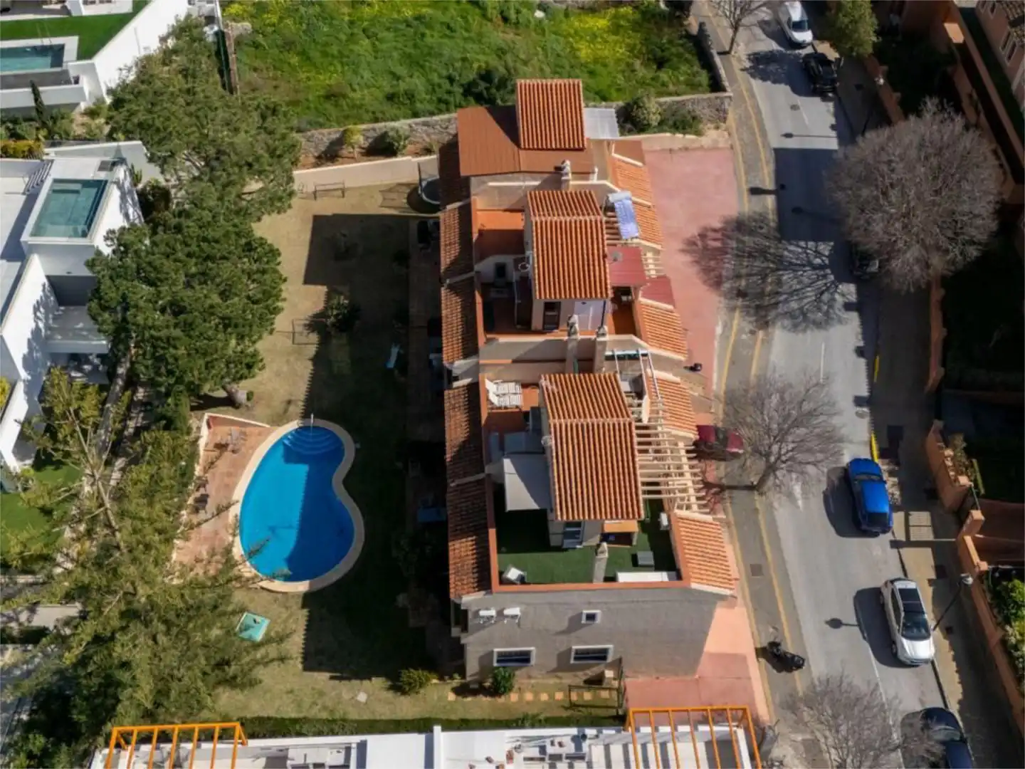 Casa adosada en venda a Avenida de Los Alisos, 25, Cabopino - Artola Vista exterior de Casa adosada en venda en Marbella amb Aire condicionat, Terrassa i Piscina