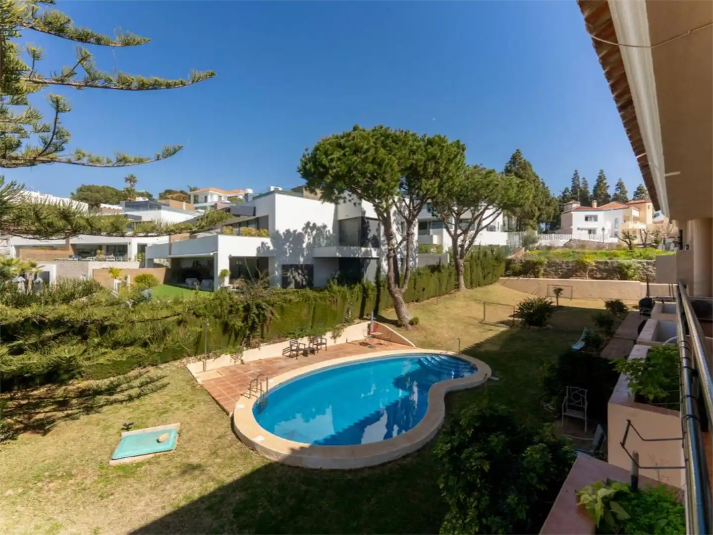 Casa adosada en venda a Avenida de Los Alisos, 25, Cabopino - Artola Jardí de Casa adosada en venda en Marbella amb Aire condicionat, Terrassa i Piscina