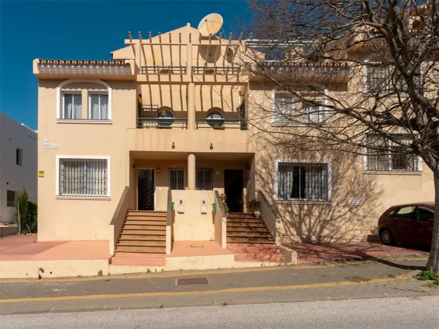 Casa adosada en venda a Avenida de Los Alisos, 25, Cabopino - Artola Vista exterior de Casa adosada en venda en Marbella amb Aire condicionat, Terrassa i Piscina