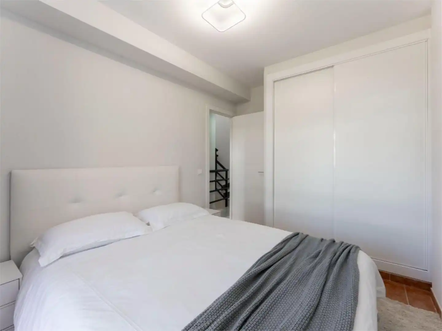 Casa adosada en venda a Avenida de Los Alisos, 25, Cabopino - Artola Dormitori de Casa adosada en venda en Marbella amb Aire condicionat, Terrassa i Piscina