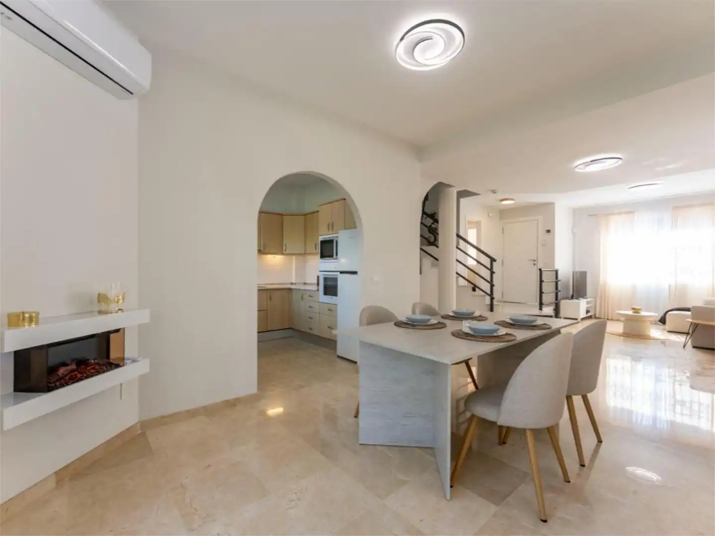Casa adosada en venda a Avenida de Los Alisos, 25, Cabopino - Artola Menjador de Casa adosada en venda en Marbella amb Aire condicionat, Terrassa i Piscina