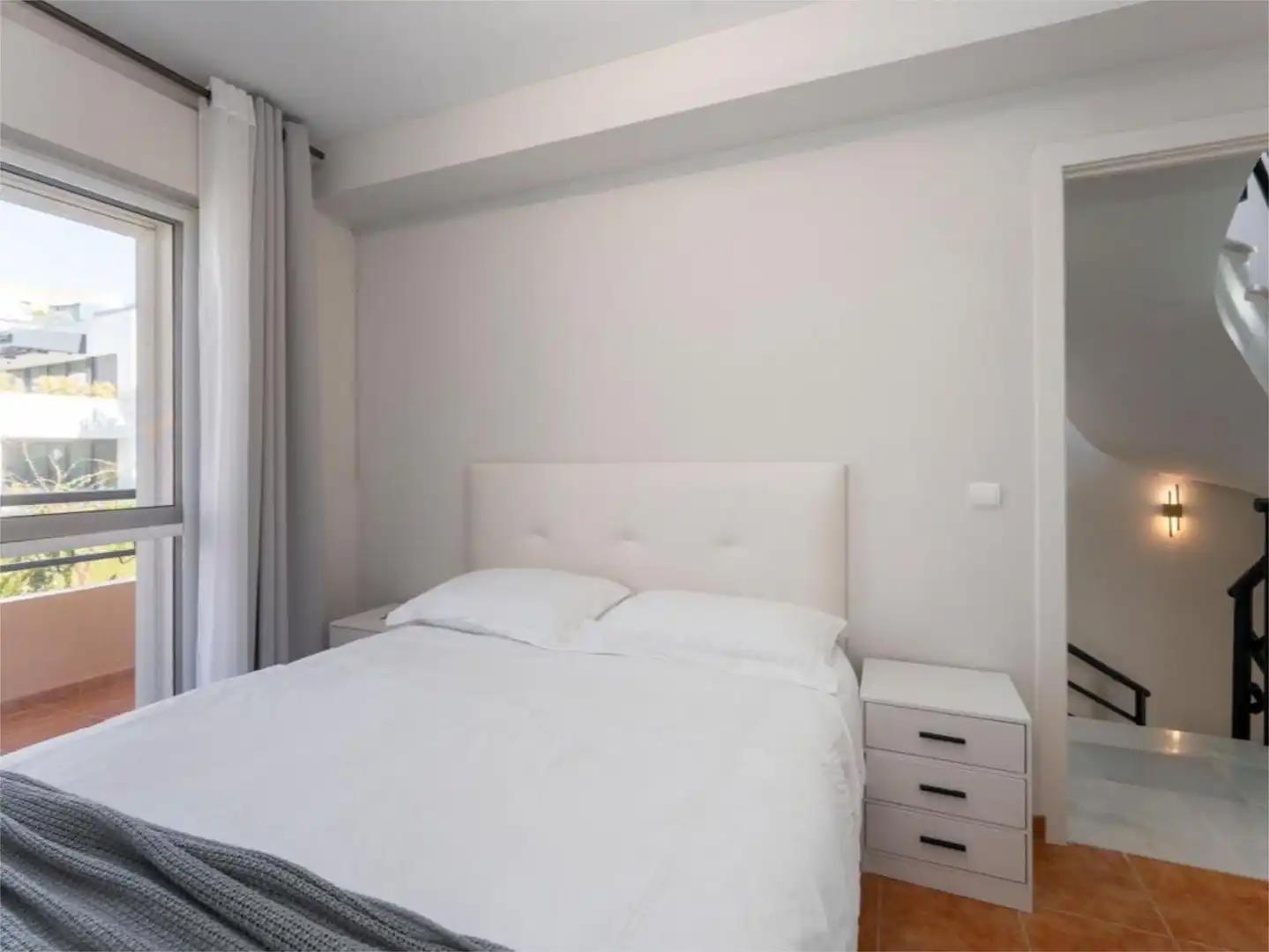 Casa adosada en venda a Avenida de Los Alisos, 25, Cabopino - Artola Dormitori de Casa adosada en venda en Marbella amb Aire condicionat, Terrassa i Piscina