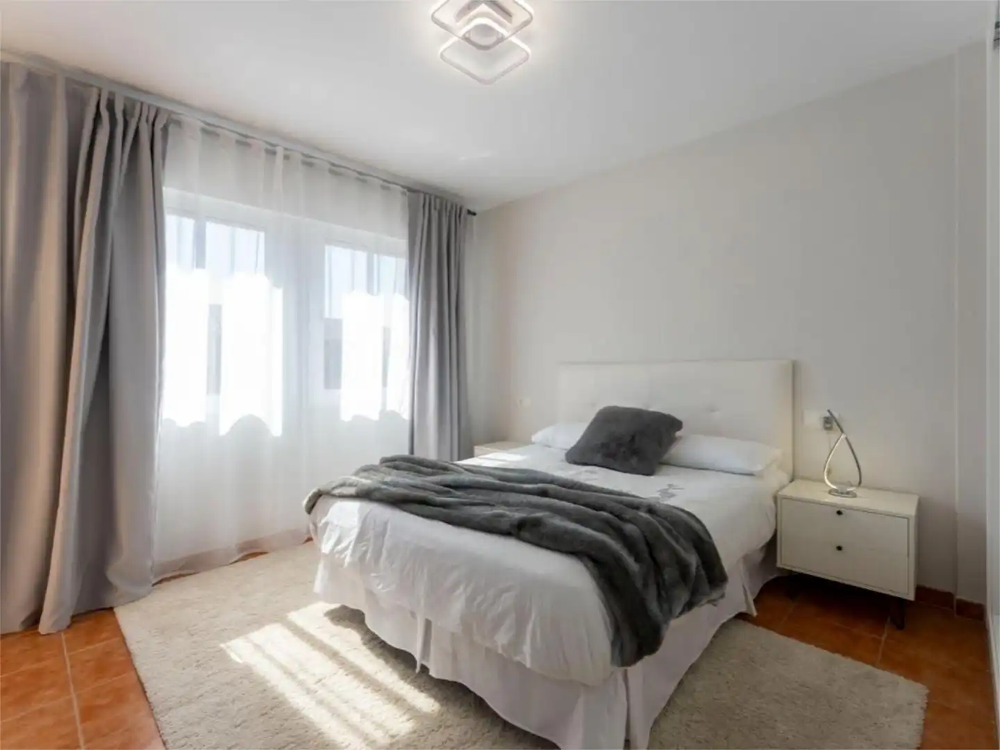Casa adosada en venda a Avenida de Los Alisos, 25, Cabopino - Artola Dormitori de Casa adosada en venda en Marbella amb Aire condicionat, Terrassa i Piscina
