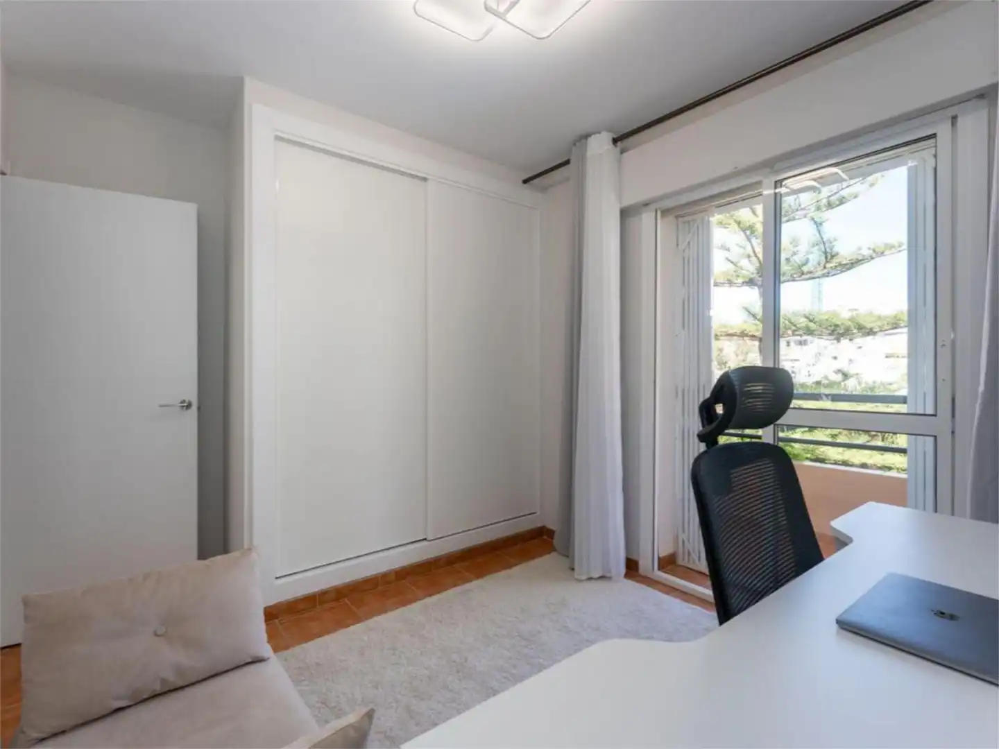 Casa adosada en venda a Avenida de Los Alisos, 25, Cabopino - Artola Dormitori de Casa adosada en venda en Marbella amb Aire condicionat, Terrassa i Piscina