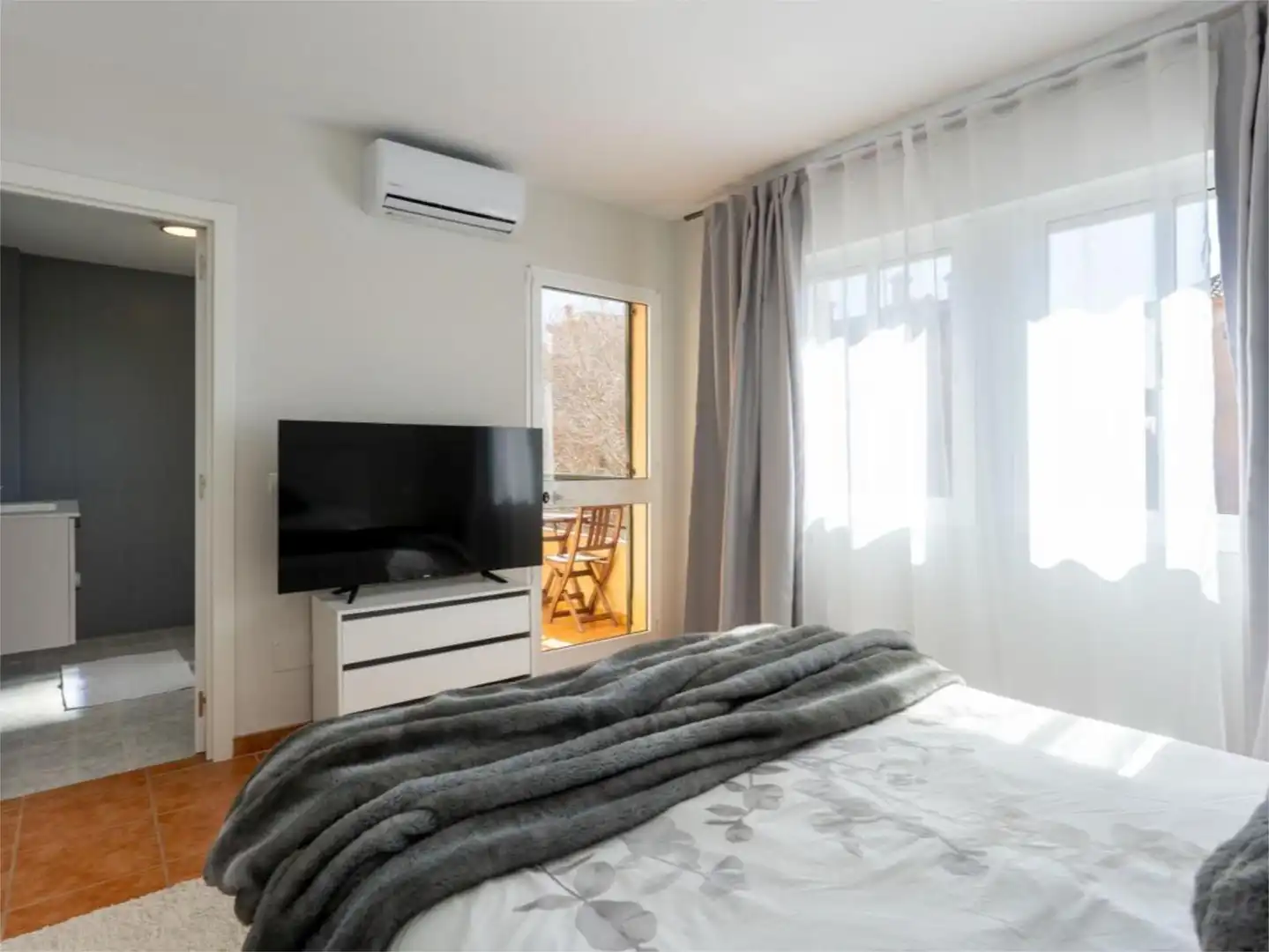 Casa adosada en venda a Avenida de Los Alisos, 25, Cabopino - Artola Dormitori de Casa adosada en venda en Marbella amb Aire condicionat, Terrassa i Piscina