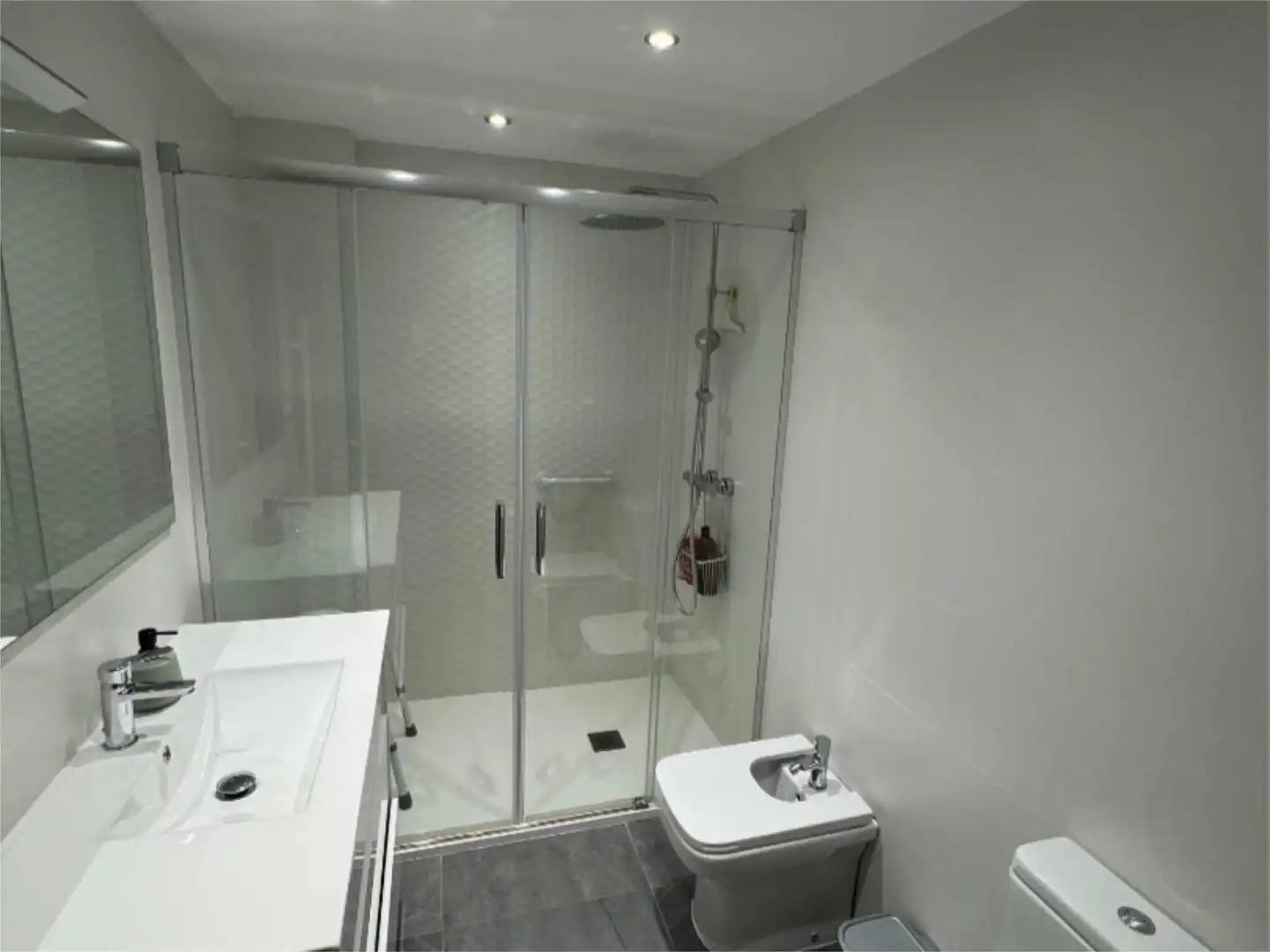 Bathroom of Flat for sale in  Granada Capital  with Air Conditioner and Terrace
