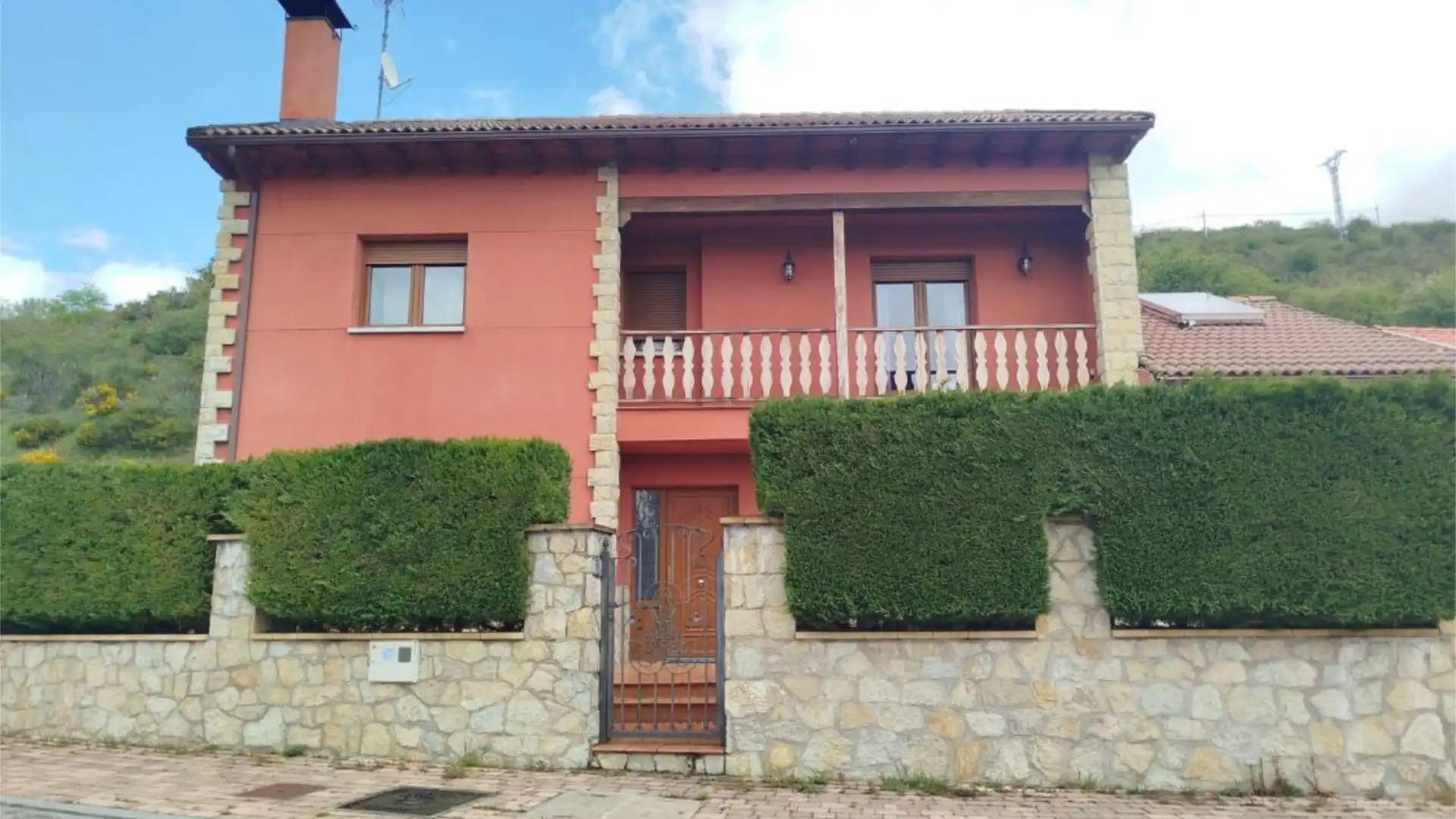 Vista exterior de Casa o xalet en venda en Riaño amb Terrassa i Balcó