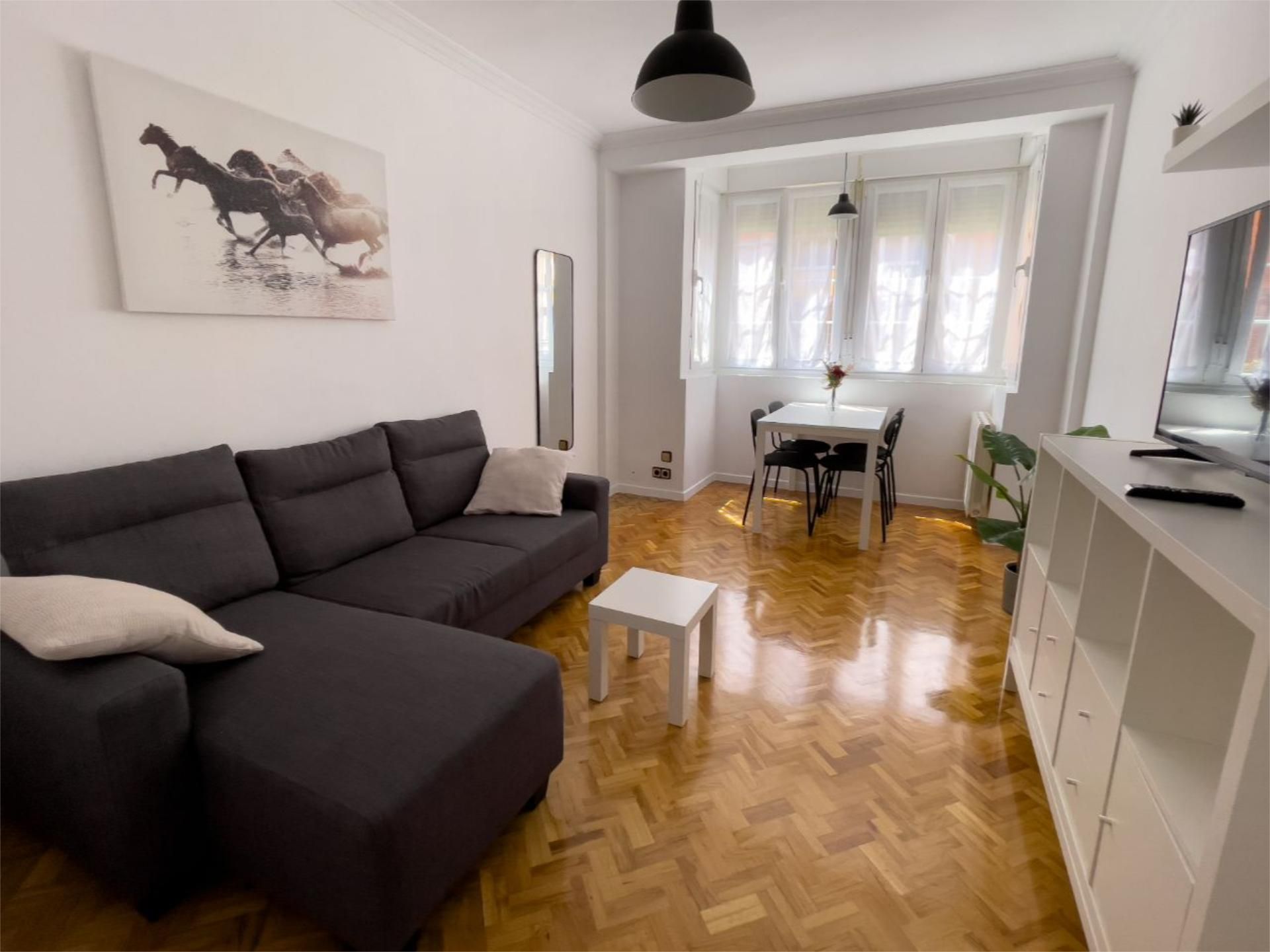 Wohnzimmer von Wohnung zur Miete in Gijón  mit Heizung, Parkett und Möbliert